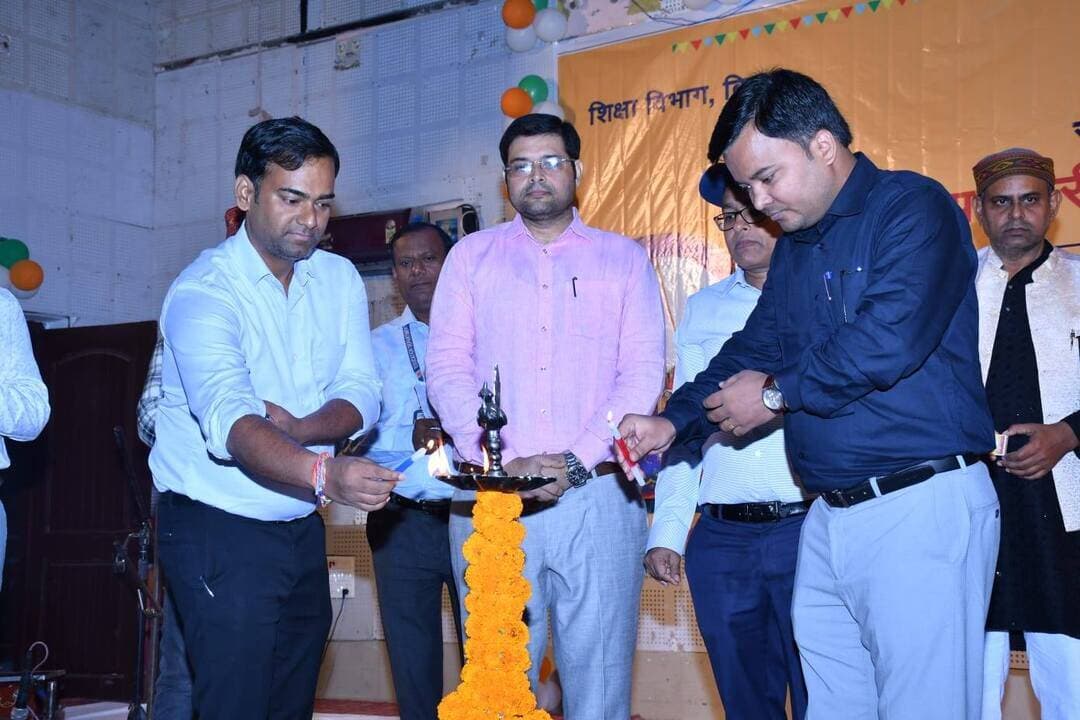कैमूर में जिला स्तरीय कला उत्सव-2026 का आयोजन, छात्र-छात्राओं ने बिखेरी प्रतिभा
लिच्छवी भवन, भभुआ में आयोजित जिला स्तरीय कला उत्सव-2026 में जिले के विभिन्न विद्यालयों के कक्षा 9वीं से 12वीं तक के चयनित छात्र-छात्राओं ने संगीत, नृत्य, दृश्य कला सहित विभिन्न विधाओं में अपनी प्रतिभा, रचनात्मकता एवं कलात्मक कौशल का प्रदर्शन किया।
कार्यक्रम का शुभारंभ जिला शिक्षा पदाधिकारी एवं शिक्षा विभाग के अन्य पदाधिकारियों द्वारा संयुक्त रूप से दीप प्रज्ज्वलित कर किया गया।
इस आयोजन का उद्देश्य विद्यार्थियों की सृजनात्मकता, आत्मविश्वास एवं कलात्मक अभिव्यक्ति को प्रोत्साहित करने के साथ भारतीय कला एवं सांस्कृतिक विरासत के संरक्षण और संवर्धन को बढ़ावा देना है।
प्रतिभा को मंच, रचनात्मकता को पहचान!
#KalaUtsav2026 #Kaimur #PlateauOfBlessings #ArtAndCulture #BiharEducation
Information & Public Relations Department, Government of Bihar