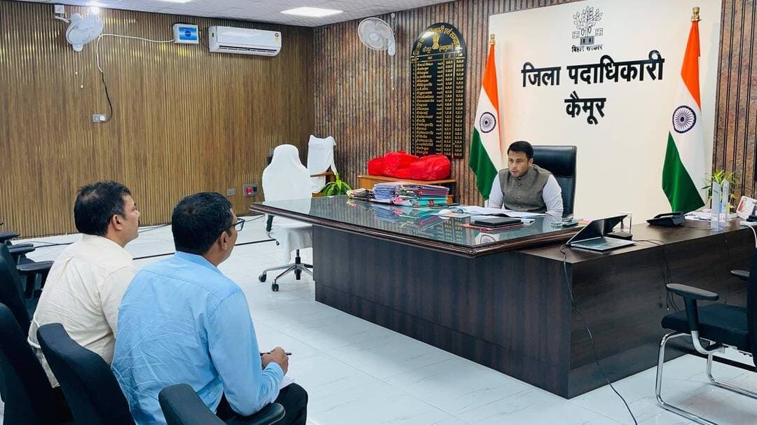 खरीफ विपणन वर्ष 2025-26 के अंतर्गत अवशेष सीएमआर आपूर्ति की जिला पदाधिकारी ने की समीक्षा, 10 नवंबर तक शत-प्रतिशत आपूर्ति सुनिश्चित करने का निर्देश
जिला पदाधिकारी, कैमूर की अध्यक्षता में समाहरणालय स्थित जिला पदाधिकारी महोदय के कार्यालय कक्ष में खरीफ विपणन वर्ष 2025-26 के अंतर्गत अवशेष सीएमआर (कस्टम मिल्ड राइस) आपूर्ति की प्रगति को लेकर समीक्षा बैठक आयोजित की गई।
बैठक में खाद्य एवं उपभोक्ता संरक्षण विभाग से प्राप्त दिशा-निर्देशों के आलोक में जिले में अवशेष सीएमआर आपूर्ति की अद्यतन स्थिति की विस्तृत समीक्षा की गई। इस दौरान अवगत कराया गया कि अवशेष सीएमआर आपूर्ति की प्रक्रिया पूर्ण करने की अंतिम तिथि विस्तारित करते हुए अब 10 नवंबर 2026 निर्धारित की गई है।
समीक्षा के क्रम में बताया गया कि जिले के कुल 18 प्राथमिक कृषि साख समितियों (पैक्स) के माध्यम से अभी 1,940.26 मीट्रिक टन सीएमआर की आपूर्ति किया जाना शेष है। जिला पदाधिकारी ने निर्धारित समय-सीमा के भीतर शेष सीएमआर की आपूर्ति सुनिश्चित करने के लिए संबंधित पदाधिकारियों को पूरी तत्परता एवं आपसी समन्वय के साथ कार्य करने का निर्देश दिया।
बैठक में जिला पदाधिकारी द्वारा निम्नलिखित महत्वपूर्ण निर्देश दिए गए—
स्वीकृति आदेश का अविलंब निर्गमन: जिला प्रबंधक, राज्य खाद्य निगम (SFC) को निर्देश दिया गया कि सभी संबंधित पैक्स एवं व्यापार मंडलों के पक्ष में नियमानुसार स्वीकृति आदेश (Acceptance Order) अविलंब निर्गत करना सुनिश्चित करें, ताकि सीएमआर आपूर्ति की प्रक्रिया में किसी प्रकार का अनावश्यक विलंब न हो।
दैनिक अनुश्रवण एवं नियमित समीक्षा: जिला सहकारिता पदाधिकारी (DCO) को निर्देशित किया गया कि वे सीएमआर आपूर्ति की प्रतिदिन समीक्षा एवं मॉनिटरिंग करें तथा संबंधित पैक्सों एवं व्यापार मंडलों से निरंतर समन्वय स्थापित करते हुए आपूर्ति कार्य में तेजी लाएं।
शत-प्रतिशत गुणवत्तापूर्ण आपूर्ति सुनिश्चित करना: सभी संबंधित पदाधिकारियों को निर्देश दिया गया कि निर्धारित समय-सीमा अर्थात 10 नवंबर 2026 तक अवशेष सीएमआर की शत-प्रतिशत गुणवत्तापूर्ण आपूर्ति राज्य खाद्य निगम/विभाग को सुनिश्चित कराएं।
जिला पदाधिकारी ने स्पष्ट निर्देश दिया कि सीएमआर आपूर्ति के कार्य में समयबद्धता एवं गुणवत्ता का विशेष ध्यान रखा जाए। सभी संबंधित पदाधिकारी आपसी समन्वय के साथ निर्धारित लक्ष्य की प्राप्ति हेतु पूरी गंभीरता से कार्य करें, ताकि विभागीय दिशा-निर्देशों के अनुरूप आपूर्ति की प्रक्रिया निर्धारित समय-सीमा में पूर्ण की जा सके।
जिला प्रशासन, कैमूर द्वारा खरीफ विपणन वर्ष 2025-26 के अंतर्गत सीएमआर आपूर्ति की शत-प्रतिशत उपलब्धि सुनिश्चित करने हेतु नियमित अनुश्रवण एवं प्रभावी कार्रवाई की जा रही है।
#Kaimur #CMRSupply #PACS #SFC #PlateauOfBlessings #KharifMarketing
Information & Public Relations Department, Government of Bihar