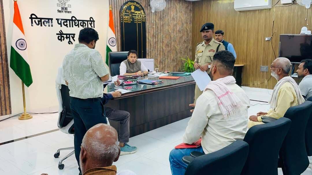 कैमूर में आयोजित ‘जनता का दरबार’ में जिला पदाधिकारी ने सुनीं जनसमस्याएं, 39 मामलों के त्वरित निष्पादन के निर्देश
आम नागरिकों की समस्याओं के त्वरित निष्पादन एवं सरकारी योजनाओं का लाभ पात्र लाभुकों तक पहुंचाने के उद्देश्य से जिला प्रशासन द्वारा संचालित विशेष अभियान के तहत सोमवार को जिले के सभी स्तरों पर जन-संवाद कार्यक्रम आयोजित किए गए।
समाहरणालय स्थित जिला पदाधिकारी के जनता का दरबार में विभिन्न विभागों से संबंधित कुल 39 आवेदन प्राप्त हुए। जिला पदाधिकारी ने सभी प्राप्त मामलों को गंभीरता से लेते हुए संबंधित विभागों के पदाधिकारियों को नियमानुसार निर्धारित समय-सीमा के भीतर मामलों का त्वरित एवं गुणवत्तापूर्ण निष्पादन सुनिश्चित करने का निर्देश दिया।
जिला मुख्यालय से लेकर प्रखंड एवं सुदूर ग्रामीण पंचायतों तक विभिन्न विभागों के पदाधिकारियों ने जन-संवाद कार्यक्रम में सक्रिय भागीदारी निभाते हुए आम नागरिकों से सीधे संवाद किया तथा उनकी समस्याओं एवं शिकायतों को सुना। प्राप्त आवेदनों एवं शिकायतों को संबंधित विभागों के माध्यम से आवश्यक कार्रवाई हेतु अग्रसारित किया गया।
ऑनलाइन पोर्टल पर की गई प्रविष्टियों के अनुसार, जिला मुख्यालय स्तर पर अब तक 08 अधिकारियों द्वारा 04 नागरिकों से संवाद स्थापित किया गया, जबकि जिले के 11 प्रखंडों में 11 अधिकारियों की उपस्थिति में 24 नागरिकों ने अपनी समस्याएं एवं शिकायतें दर्ज कराईं।
इसी प्रकार पंचायत स्तर पर भी अधिकारियों ने 21 नागरिकों की समस्याओं एवं शिकायतों को दर्ज किया गया। इस प्रकार जिले के विभिन्न स्तरों पर पदाधिकारियों द्वारा आम नागरिकों से सीधे संवाद स्थापित कर उनकी समस्याओं को सुना गया।
जिला प्रशासन द्वारा संचालित इस अभियान का मुख्य उद्देश्य सरकारी तंत्र को सीधे जनता के द्वार तक पहुंचाना, नागरिकों की समस्याओं को स्थानीय स्तर पर सुनना तथा उनके त्वरित एवं प्रभावी समाधान की व्यवस्था सुनिश्चित करना है।
जिला नोडल पदाधिकारी ने बताया कि जन-संवाद कार्यक्रम के दौरान प्राप्त आवेदनों के आधार पर लंबित मामलों के निस्तारण में तेजी आएगी तथा पात्र लाभार्थियों को विभिन्न सरकारी योजनाओं एवं सेवाओं का लाभ समयबद्ध रूप से उपलब्ध कराने में सहायता मिलेगी।
#kaimur #GoodGovernance #PublicGrievance #JanSamvad #PlateauOfBlessings
Information & Public Relations Department, Government of Bihar