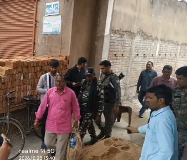 हज़ारीबाग़: भ्रष्टाचार के खिलाफ कार्रवाई करते हुए एसीबी की टीम ने केरेडारी प्रखंड के कराली एवं पाताल पंचायत के पंचायत सेवक तालेश्वर दास को 9 हजार रुपये रिश्वत लेते हुए गिरफ्तार कर लिया है।
