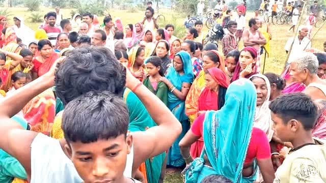 खेत में मौत बनकर दौड़ा 11 हजार वोल्ट का करंट, ससुर और बहू की मौके पर गई जान, एक ही परिवार में पसरा मातम
गोड्डा के लालडंगाल गांव में बकरी चराने के दौरान हुआ दर्दनाक हादसा, बारिश के बीच खेत में गिरा था हाईटेंशन तार; मुआवजे के आश्वासन के बाद ग्रामीणों ने उठाने दिए शव
गोड्डा। झारखंड के गोड्डा जिले में गुरुवार को एक दर्दनाक हादसे ने पूरे गांव को झकझोर कर रख दिया। खेत में गिरे 11 हजार वोल्ट के हाईटेंशन बिजली तार की चपेट में आने से एक ही परिवार के दो लोगों की मौके पर ही मौत हो गई। मृतकों में 74 वर्षीय ससुर कन्हाई मंडल और उनकी 36 वर्षीय बहू पुतली देवी शामिल हैं। हादसा सदर प्रखंड की अमरपुर पंचायत के लालडंगाल गांव में बहियार और आर्य समाज मंदिर के पास हुआ। एक ही परिवार के दो सदस्यों की एक साथ मौत से गांव में मातम पसरा हुआ है।
बकरी पकड़ने के दौरान बिजली के तार की चपेट में आए
परिजनों से मिली जानकारी के अनुसार, कन्हाई मंडल और उनकी बहू पुतली देवी धान के खेत देखने �