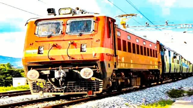 दिवाली-छठ पर यात्रियों को बड़ी राहत, रांची होकर राजस्थान के खातीपुरा तक चलेगी नई एक्सप्रेस ट्रेन
रांची: दीपावली और छठ महापर्व के दौरान ट्रेनों में बढ़ती भीड़ और लंबी वेटिंग लिस्ट के बीच रेलवे ने यात्रियों के लिए नई ट्रेन सेवा शुरू करने की पहल की है। संतरागाछी से राजस्थान के खातीपुरा तक रांची होकर चलने वाली एक्सप्रेस ट्रेन की उद्घाटन स्पेशल सेवा 26 अक्टूबर 2026 को रवाना हुई। इस ट्रेन से झारखंड सहित रास्ते में पड़ने वाले कई राज्यों के यात्रियों को लंबी दूरी की यात्रा के लिए अतिरिक्त विकल्प मिलेगा। हालांकि, नियमित परिचालन शुरू होने की तारीख अभी घोषित नहीं की गई है।
रांची। त्योहारों के मौसम में अपने घर जाने और परिवार के साथ दीपावली तथा छठ मनाने के लिए बड़ी संख्या में लोग रेल यात्रा करते हैं। इस दौरान कई प्रमुख रूटों पर सीटों की मांग बढ़ जाती है और यात्रियों को कन्फर्म टिकट मिलने में परेशानी होती है। इसी को देखते हुए रेलवे ने संतरागाछी और �