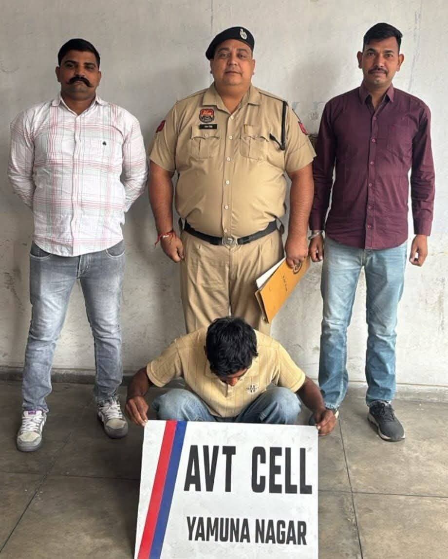 यमुनानगर पुलिस ने बाइक चोर को किया गिरफ्तार, चोरी की बाइक बरामद !
यमुनानगर में एंटी व्हीकल थेफ्ट सेल की टीम ने बाइक चोरी के मामले में सहारनपुर निवासी शहजाद पुत्र यूसुफ को गिरफ्तार किया है। पुलिस के अनुसार, आरोपी ने 18 अक्टूबर को थाना शहर यमुनानगर क्षेत्र से बाइक चोरी की थी। कलानौर बॉर्डर के पास नाकाबंदी के दौरान पुलिस ने आरोपी को चोरी की बाइक सहित पकड़ा। आरोपी को कोर्ट में पेश करने के बाद न्यायिक हिरासत में भेज दिया गया है।