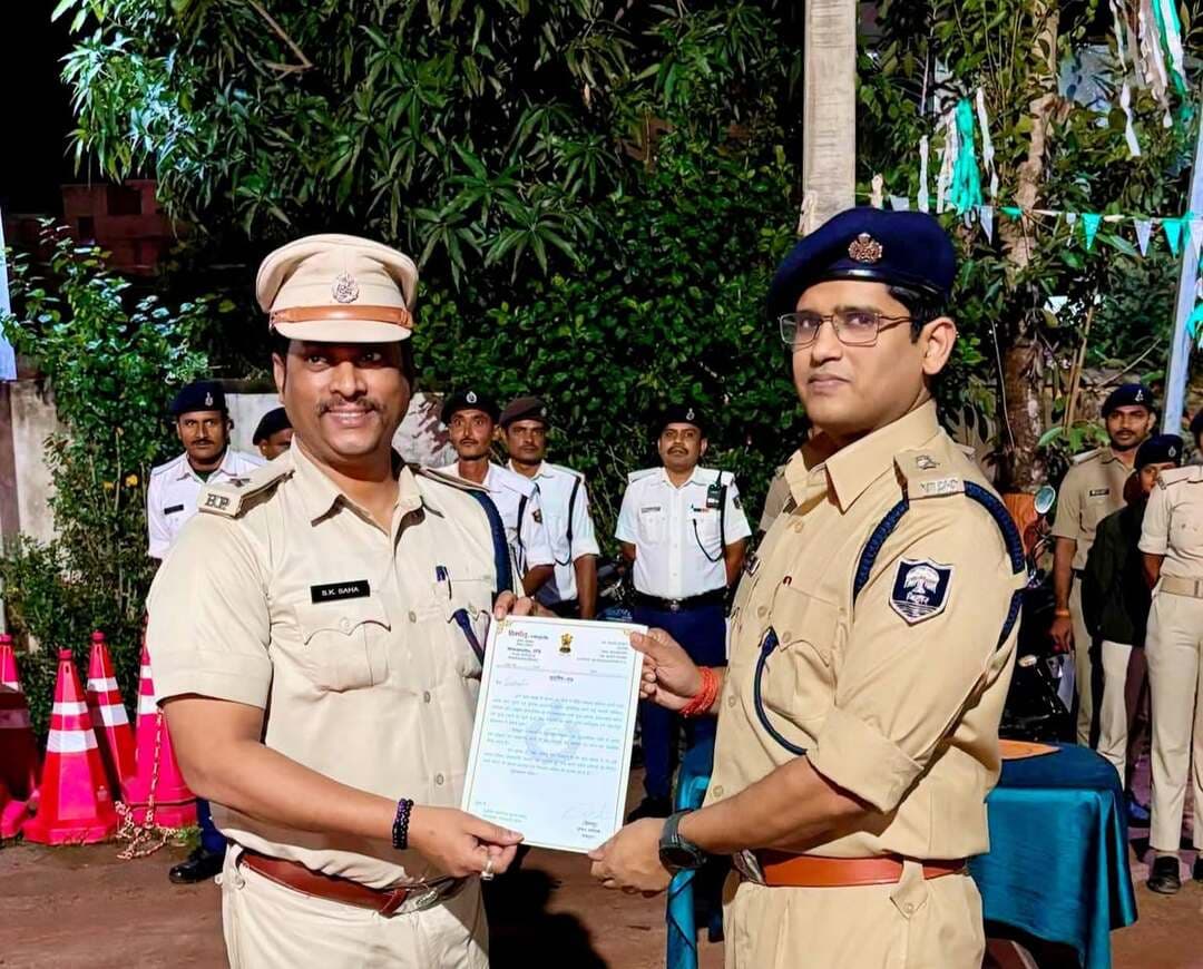 पुलिस अधीक्षक हिमांशु कुमार ने प्रशस्ति पत्र देकर सम्मानित किया।
शेखपुरा में दुर्गा पूजा- 2026 के दौरान जिले में सुचारू एवं व्यवस्थित यातायात संचालन सुनिश्चित करने हेतु यातायात पुलिस के पदाधिकारियों एवं कर्मियों को उनके सराहनीय कार्य एवं कर्तव्यनिष्ठा के लिए प्रशस्ति पत्र प्रदान कर सम्मानित किया गया।पुलिस अधीक्षक ने सभी सम्मानित पुलिसकर्मियों के कार्यों की सराहना करते हुए भविष्य में भी इसी समर्पण, तत्परता एवं जिम्मेदारी के साथ अपने कर्तव्यों का निर्वहन करने हेतु प्रोत्साहित किया।
#SheikhpuraPolice #TrafficPolice #Appreciation #PoliceExcellence #Haintaiyarhum #Bihar
#BiharPolice