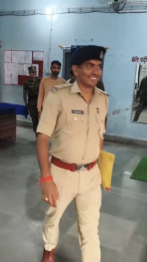 शेखपुरा पुलिस पदाधिकारी के द्वारा थाना स्तर से टीम गठित कर स्थाई वांरटी 1. अजय शर्मा उम्र 45 वर्ष पे०-स्व० रीतवरण शर्मा, सा०-कटरा चौक थाना व जिला-शेखपुरा, एवं एक शराबी प्रदीप कुमार, उम्र-30 वर्ष पे०- लालबाग, थाना व जिला-शेखपुरा को शराब पीने के आरोप में विधिवत गिरफ्तार कर अग्रिम कार्रवाई की जा रही है।
गिरफ्तारीः-
अभियुक्त - 1. अजय शर्मा उम्र-45 वर्ष पे०-स्व० रीतवरण शर्मा सा०-कटरा चौक थाना व जिला-शेखपुरा ।
2. प्रदीप कुमार उम्र-30 वर्ष, पे०- लालबाग थाना व जिला-शेखपुरा।
छापामारी दलः-
1. पु०नि० धर्मेन्द्र कुमार, थानाध्यक्ष, शेखपुरा थाना।
2. पु०अ०नि० धनंजय दास, शेखपुरा थाना।
3. पु०अ०नि० राकेश कुमार, शेखपुरा थाना।
4. पी०टी०सी० नवल कुमार मण्डल शेखपुरा थाना अन्य सशस्त्र बल।