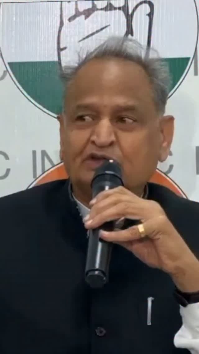 पूर्व मुख्यमंत्री अशोक गहलोत का बड़ा आरोप: 'करप्शन के मामले में जयपुर से भी आगे है उदयपुर, यूडीए बना भ्रष्टाचार का अड्डा'
उदयपुर: राजस्थान के पूर्व मुख्यमंत्री अशोक गहलोत ने उदयपुर विकास प्राधिकरण (UDA) और स्थानीय प्रशासनिक व्यवस्था में फैले कथित भ्रष्टाचार को लेकर तीखा हमला बोला है। उन्होंने सीधा आरोप लगाते हुए कहा कि भ्रष्टाचार के मामलों में उदयपुर अब राजधानी जयपुर से पीछे नहीं, बल्कि उससे भी आगे निकल चुका है।
अशोक गहलोत ने कहा:
• यूडीए खुद बना करप्शन का अड्डा: पूर्व मुख्यमंत्री ने आरोप लगाया कि उदयपुर विकास प्राधिकरण (यूडीए) भ्रष्टाचार का सबसे बड़ा केंद्र बन चुका है। वहां जिस भी अधिकारी या व्यक्ति को भेजा जाता है, वह इस व्यवस्था में चूकता नहीं है।
• एसीबी से बचने के लिए बाहर तक दलालों का जाल: उन्होंने दावा किया कि यूडीए के दलाल सिर्फ उदयपुर में ही नहीं, बल्कि शहर से बाहर भी सक्रिय रहते हैं, ताकि भ्रष्टाचार के मामलों में एंटी करप्शन ब्यूरो (ACB) की टीम उन्हें आसानी से पकड़ न सके।
• अधिकारियों पर साधा निशाना: गहलोत ने कहा कि इस खेल की जड़ें पुरानी हैं और पूर्व में रहे अधिकारियों के समय से ही यह सिलसिला शुरू हुआ, जो अब पूरी तरह सामने आ चुका है।
पूर्व मुख्यमंत्री के इस बयान के बाद उदयपुर के प्रशासनिक और राजनीतिक गलियारों में खलबली मच गई है।
. #AshokGehlot #Udaipur #UDA #Corruption #RajasthanPolitics UdaipurNews