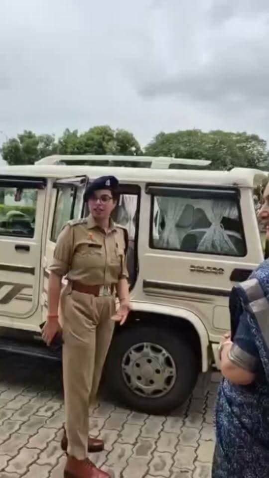 🎓 संचेतना कॉलेज में नवाचार और AI की गूंज, सीओ आयुषी सिंह ने किया विद्यार्थियों को संबोधित!
इटावा के संचेतना कॉलेज में आयोजित नवाचार एवं आर्टिफिशियल इंटेलिजेंस (AI) कार्यशाला को संबोधित करने जसवंतनगर की पुलिस क्षेत्राधिकारी आयुषी सिंह पहुंचीं।
कार्यशाला में उन्होंने विद्यार्थियों को संबोधित किया। कार्यक्रम में नवाचार और आधुनिक तकनीक के महत्व को लेकर चर्चा हुई।
📸 शिक्षा, नवाचार और नई तकनीक से जुड़ी ऐसी पहल विद्यार्थियों के लिए कितनी उपयोगी है? अपनी राय कमेंट में बताएं।
#DPSChannel #Etawah #Jaswantnagar #AyushiSingh #AIWorkshop