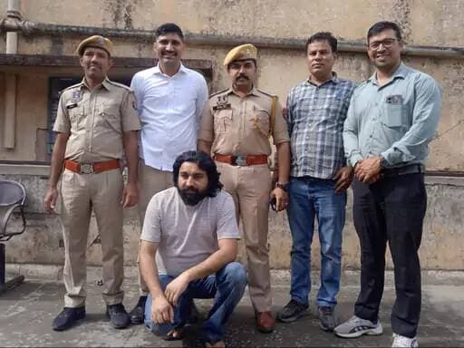 24 करोड़ की साइबर ठगी को बनाया सफेद धन, जयपुर से पकड़ा गया मास्टरमाइंड!
.
.
.
.
जयपुर पुलिस ने अंतरराष्ट्रीय साइबर ठगी, फर्जी बैंक खातों और क्रिप्टो-हवाला नेटवर्क का बड़ा खुलासा करते हुए सिंडिकेट के कथित मास्टरमाइंड विकास ढाका (30) को गिरफ्तार किया है। आरोपी सीकर जिले के बासनी बराला का रहने वाला है और करीब 20 दिन पहले अपना नेटवर्क बढ़ाने के लिए जयपुर आया था। पुलिस के अनुसार, आरोपी मजदूरों और गरीब लोगों को पैसों का लालच देकर उनके दस्तावेजों से बैंक खाते खुलवाता था। इन खातों में साइबर ठगी और ऑनलाइन गैंबलिंग की रकम जमा करवाई जाती थी, जिसके बाद पैसों को USDT और क्रिप्टो करेंसी में बदलकर दुबई के हवाला नेटवर्क के जरिए व्हाइट मनी में कन्वर्ट किया जाता था। जांच में सामने आया है कि आरोपी पिछले दो साल में करीब 24 करोड़ रुपए की साइबर ठगी की रकम को सफेद धन में बदल चुका है। वैशाली नगर थाना पुलिस ने नेमी सागर कॉलोनी स्थित फ्लैट पर दबिश देकर उसे गिरफ्तार किया। कार्रवाई के दौरान पुलिस ने 9 मोबाइल फोन, 8 फिनो पेमेंट डेबिट कार्ड किट और गूगल पे स्कैनर रोल बरामद किए हैं। फिलहाल पुलिस जब्त मोबाइल की फॉरेंसिक जांच कर रही है और इस नेटवर्क से जुड़े अन्य एजेंटों, हवाला कारोबारियों तथा विदेशी संपर्कों की तलाश में जुटी है।
#jaipurnews
#cybercrime
#CyberFraud
#jaivardhannews