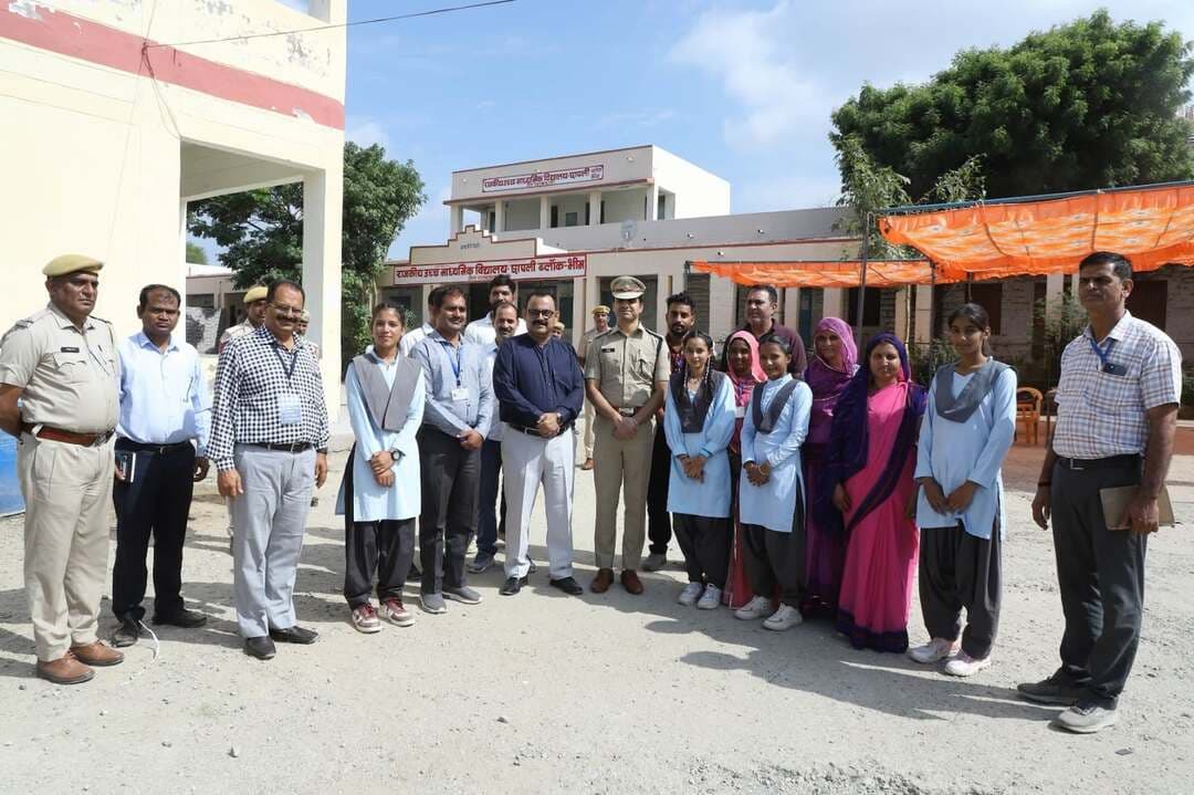 कलक्टर, एसपी, पर्यवेक्षक ने किया मतदान केंद्रों का सघन निरीक्षण
राजसमन्द, 30 अक्टूबर। पंचायतीराज आम चुनाव-2026 के द्वितीय चरण के अंतर्गत शुक्रवार को पंच / सरपंच पदों के लिए हुए मतदान के दौरान जिला निर्वाचन अधिकारी अरुण कुमार हसीजा, पुलिस अधीक्षक हेमंत कलाल एवं पर्यवेक्षक हिम्मत सिंह बारहठ ने विभिन्न मतदान केंद्रों का निरीक्षण किया। तीनों अधिकारियों ने छापली, दिवेर, काछबली, बग्गड़ एवं सांगावास सहित अन्य मतदान केंद्रों पर पहुंचकर मतदान प्रक्रिया एवं व्यवस्थाओं का जायजा लिया।
#Rajsamandnews
#SarpanchChunav
#PanchayatElection
#jaivardhannews