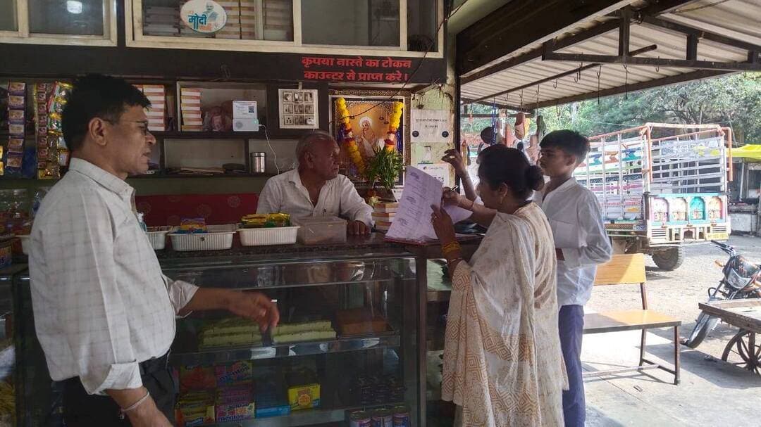 दीपावली पूर्व खाद्य दुकानों पर खाद्य अधिकारियों द्वारा की गई कार्रवाई
बड़वानी 30 अक्टूबर 2026/जिला कलेक्टर श्रीमती जयतिसिंह के निर्देशानुसार एवं अनुविभागीय अधिकारियों (राजस्व) के मार्गदर्शन में खाद्य सुरक्षा प्रशासन द्वारा दीपावाली पर्व के पहले जिले में खाद्य पदार्थों में मिलावट रोकने हेतु निवाली, नागलवाड़ी , ओझर, बड़वानी के खाद्य प्रतिष्ठानों पर निरीक्षण एवं नमूना कार्यवाही की गई। इस दौरान खाद्य पदार्थों के 24 नमूने जांच के लिए गए।
कार्रवाई के दौरान निवाली में लवदीप होटल से मिल्क केक, लस्सी, गुलाब जामुन, साईं कृपा होटल, गुरू कृपा होटल एवं मुन्ना होटल से मिठाई, चंदन दूध डेयरी से मिल्क केक, पनीर, कान्हा दूध डेयरी से दूध व छाछ, सैफी किराना से सोयाबीन तेल, बेसन व गुड़ के नमूने जांच हेतु लिए गए। साथ ही गंदगी पाये जाने पर लवदीप होटल, साईं कृपा होटल एवं श्रीकृष्ण होटल पर 1000 - 1000 रुपये तथा मुन्ना होटल व सैफी किराना पर 500- 500 रुपए का स्पॉट फाइन नगर परिषद अधिकारी द्वारा किया गया। साथ ही दल के द्वारा मटन दुकानों का भी निरीक्षण किया गया।
नागलवाड़ी स्थित फर्म श्री बाबाश्री रेस्टोरेंट तथा आईजी रेस्टोरेंट और ओझर स्थित फर्म मयूर स्वीट्स से मिठाई के नमूने लिए गए । बड़वानी में झंडा चौक स्थित पवन किराना से घी व हल्दी, साईं सुपर बाजार से सोयाबीन तेल, नमकीन व घी और मोलाना आज़ाद मार्ग स्थित कमलेश ट्रेडर्स से मिर्च, घी के नमूने लिए गए।
मुख्यालय खाद्य सुरक्षा अधिकारी श्री पंकज अंचल द्वारा बताया गया कि सभी नमूनों को नियमानुसार जांच हेतु राज्य खाद्य परीक्षण प्रयोगशाला भोपाल भेजा जाएगा। सभी संबंधित खाद्य प्रतिष्ठानों को खाद्य सुरक्षा एवं मानक अधिनियम, 2006 तथा उसके अंतर्गत बनाए गए नियमों एवं विनियमों का पालन करने के निर्देश दिए गए । साथ ही आगामी त्योहारी सीजन को देखते हुए खाद्य पदार्थों में मिलावट एवं अमानक खाद्य सामग्री के विक्रय पर प्रभावी निगरानी रखी जा रही है। जांच रिपोर्ट प्राप्त होने के बाद नियमानुसार आगे की कार्रवाई की जाएगी।
खाद्य सुरक्षा प्रशासन ने खाद्य कारोबारियों से अपील की है कि वे केवल मानक एवं सुरक्षित खाद्य सामग्री का ही विक्रय करें तथा खाद्य सुरक्षा संबंधी सभी निर्धारित नियमों का पालन सुनिश्चित करें। कार्यवाही दल में नायब तहसीलदार श्रीमती अर्चना गिरवाल व श्रीराम काकड़े, श्री पंकज अंचल, श्रीमती कीर्ति रावत, श्रीमती प्रेमलता भवर खाद्य सुरक्षा अधिकारी और नगर परिषद निवाली के कर्मचारी श्री विवेक चन्द्राते, शाहरुख खान उपस्थित रहे।
#JansamparkMP
#Badwani