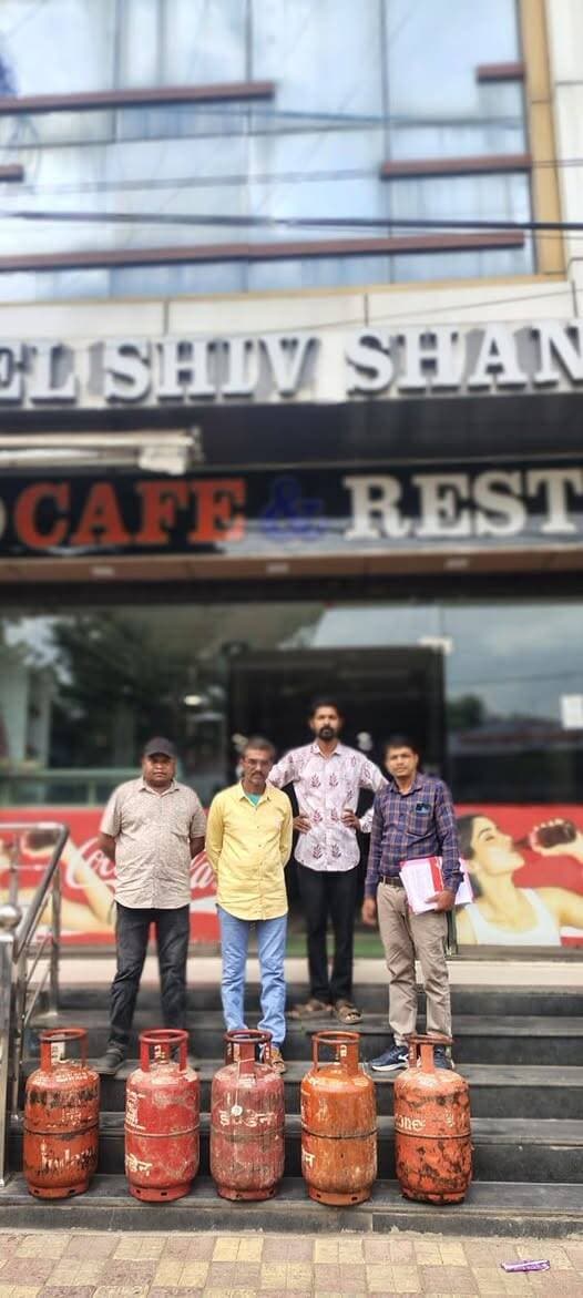 घरेलू गैस सिलेंडरों के व्यावसायिक उपयोग पाये जाने पर बड़वानी के 11 प्रतिष्ठानों पर कार्रवाई करते हुए 15 घरेलू गैस सिलेंडर जप्त
बड़वानी 30 अक्टूबर 2026/ कलेक्टर श्रीमती जयति सिंह के निर्देशन एवं अनुविभागीय अधिकारियों के मार्गदर्शन में बड़वानी में घरेलू गैस के दुरूपयोग को रोकने हेतु जांच की गई जिसमें 11 प्रतिष्ठानों होटल से कुल 15 घरेलू गैस सिलेंडर जप्त किए गए।
जिला आपूर्ति अधिकारी से प्राप्त जानकारी अनुसार शिवशंकर होटल बड़वानी से 5 घरेलू गैस सिलेण्डर 2 खाली एवं 3 आंशिक भरा हुआ, भारत बेंजो पाइंट बड़वानी से 1 घरेलू गैस सिलेण्डर भरा हुआ, सांवरिया टी स्टाल बड़वानी से 1 गैस सिलेण्डर खाली, सावन पावभाजी बड़वानी से 1 गैस सिलेण्डार आधा भरा हुआ, खाटूश्याम पावभाजी होटल बड़वानी 1 गैस सिलेण्डार खाली, मां गंगा पानीपुरी होटल बड़वानी से 1 गैस सिलेण्डर आधी भरी, मां भगवती भेलपुरी चाट सेंटर बड़वानी 1 गैस सिलेण्डर खाली, दिलखुश पानीपुरी सेंटर बड़वानी 1 गैस सिलेण्डर आधी भरी, नूडल्स मंचुरियन नीरज होटल बड़वानी 1 गैस सिलेण्डर, ओम सांईराम पावभाजी बड़वानी 1 गैस सिलेण्डर आंशिक भरी, कृष्ण मोमोज होटल बड़वानी 1 गैस सिलेण्डर आंशिक भरा हुआ जप्त कर आवश्यक वस्तु अधिनियम 1955 की धारा 3/7 के तहत कार्यवाही की गई है। जप्त सामग्री की कुल कीमत 33000 रुपये है। उक्त जांच में कनिष्ठ आपूर्ति अधिकारी श्री भूरमल बामने शामिल रहे।
#JansamparkMP
#Badwani