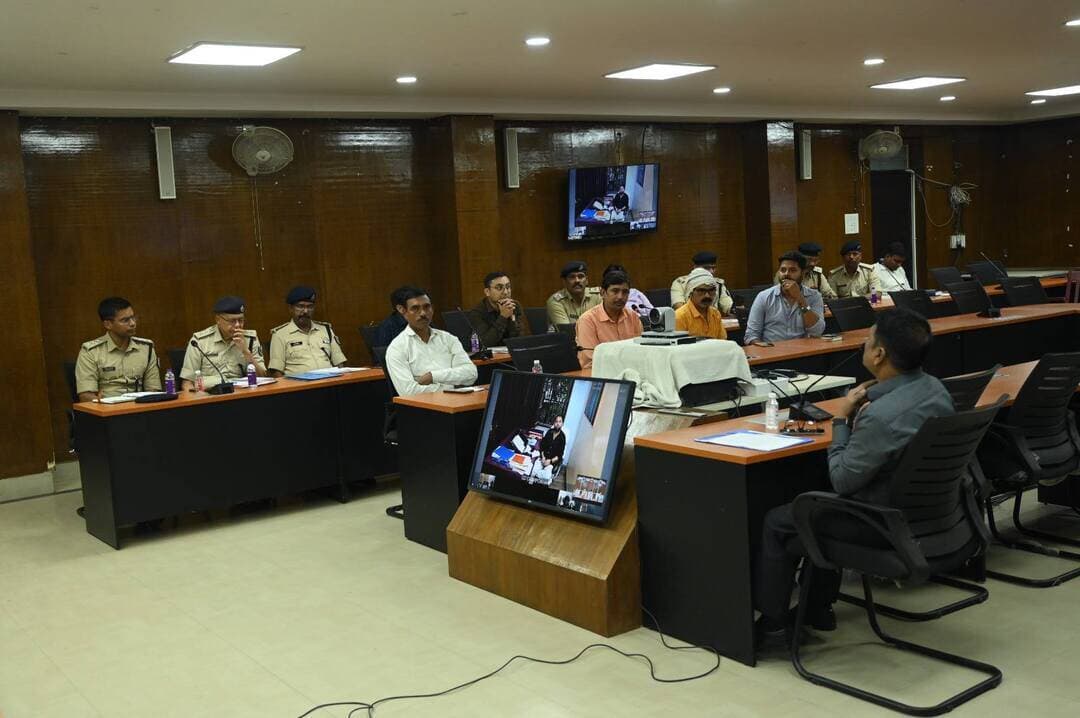 आज दिनांक 30 अक्टूबर 2026 को आगामी दीपावली एवं छठ महापर्व को शांतिपूर्ण, सुरक्षित एवं सौहार्दपूर्ण वातावरण में संपन्न कराने के उद्देश्य से जिलाधिकारी, भोजपुर एवं पुलिस अधीक्षक, भोजपुर की संयुक्त अध्यक्षता में समाहरणालय सभागार कक्ष में शांति समिति की बैठक आयोजित की गई।
इस दौरान पुलिस उपाधीक्षक, यातायात, पुलिस उपाधीक्षक, साइबर, अनुमंडल पुलिस पदाधिकारी, सदर-02, थानाध्यक्ष आरा नगर, थानाध्यक्ष आरा नवादा, थानाध्यक्ष यातायात सहित अन्य संबंधित पदाधिकारी एवं कर्मी उपस्थित रहे।
बैठक के दौरान आगामी छठ महापर्व एवं दीपावली के मद्देनजर जिले में विधि-व्यवस्था एवं सुरक्षा व्यवस्था की विस्तृत समीक्षा की गई। विशेष रूप से विभिन्न थाना क्षेत्रों के अंतर्गत आने वाले छठ घाटों, पूजा स्थलों एवं संवेदनशील स्थानों की स्थिति की जानकारी ली गई। घाटों पर साफ-सफाई, प्रकाश व्यवस्था, बैरिकेडिंग, आवागमन, यातायात प्रबंधन एवं सुरक्षा संबंधी आवश्यक तैयारियों पर चर्चा की गई।
जिलाधिकारी एवं पुलिस अधीक्षक द्वारा सभी संबंधित पदाधिकारियों को निर्देशित किया गया कि वे अपने-अपने क्षेत्रों में सभी छठ घाटों एवं पूजा स्थलों का भौतिक निरीक्षण कर आवश्यक सुरक्षा एवं व्यवस्थागत तैयारियां समय से पूर्ण कराना सुनिश्चित करें। भीड़-भाड़ वाले एवं संवेदनशील स्थलों पर विशेष सतर्कता बरतने, पर्याप्त पुलिस बल की प्रतिनियुक्ति करने तथा नियमित गश्ती एवं निगरानी सुनिश्चित करने का निर्देश दिया गया।
साथ ही यातायात व्यवस्था को सुचारु बनाए रखने, असामाजिक तत्वों पर सतत निगरानी रखने, अफवाहों एवं भ्रामक सूचनाओं पर त्वरित कार्रवाई करने तथा आम नागरिकों की सुविधा एवं सुरक्षा को सर्वोच्च प्राथमिकता देने का निर्देश दिया गया।