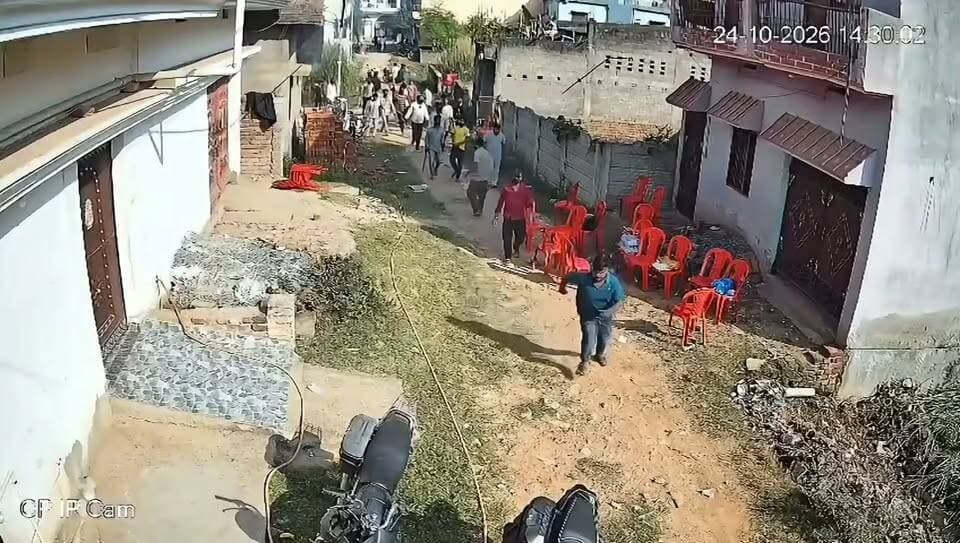 बिहार के गया में जमीन विवाद को लेकर बमबाजी और फायरिंग!
गया के गांधी नगर इलाके में 50 से अधिक नकाबपोश लोगों द्वारा एक मकान पर हमला! बम और गोलियां चली!