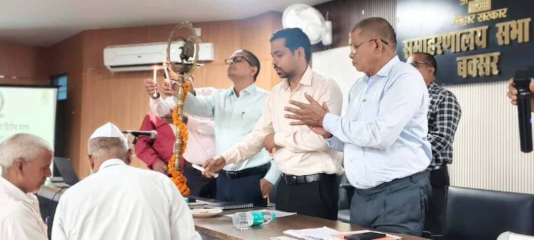 समाहरणालय, बक्सर
(जिला जन संपर्क कार्यालय)
प्रेस विज्ञप्ति:- दिनांक 30 अक्टूबर 2026
द्वितीय चरण की जनगणना (जनसंख्या परिगणना) को लेकर जिला एवं चार्ज स्तरीय पदाधिकारियों का चार दिवसीय प्रशिक्षण कार्यक्रम प्रारंभ
जिला जनगणना अधिकारी-सह-अपर समाहर्त्ता ने दीप प्रज्ज्वलित कर किया प्रशिक्षण कार्यक्रम का शुभारंभ, जनगणना कार्य की महत्ता एवं गंभीरता के साथ प्रशिक्षण प्राप्त करने पर दिया जोर
निदेशक, जनगणना कार्य-सह-मुख्य प्रधान जनगणना अधिकारी, जनगणना कार्य निदेशालय, बिहार के कार्यालय आदेश संख्या J-26014/02/2026(PE)-Trg-1/347316/2026, दिनांक 15.10.2026 के आलोक में द्वितीय चरण की जनगणना (जनसंख्या परिगणना) के सफल एवं प्रभावी संचालन हेतु जिला एवं चार्ज स्तरीय पदाधिकारियों तथा सहायकों का चार दिवसीय प्रशिक्षण कार्यक्रम दिनांक 30 अक्टूबर से 02 नवंबर 2026 तक समाहरणालय परिसर स्थित नए सभाकक्ष में आयोजित किया जा रहा है।
प्रशिक्षण कार्यक्रम में जनगणना कार्य निदेशालय, बिहार से प्रतिनियुक्त प्रशिक्षक श्री रविन्द्र कुमार सिंह एवं श्री अनुप कुमार वर्मा द्वारा प्रतिभागियों को जनगणना से संबंधित विभिन्न प्रक्रियाओं, कार्यप्रणाली एवं निर्धारित दायित्वों के संबंध में विस्तृत प्रशिक्षण प्रदान किया जा रहा है।
प्रशिक्षण कार्यक्रम का विधिवत शुभारंभ जिला जनगणना अधिकारी-सह-अपर समाहर्त्ता, बक्सर श्री अरुण कुमार सिंह द्वारा दीप प्रज्ज्वलित कर किया गया। इस अवसर पर उन्होंने उपस्थित पदाधिकारियों एवं कर्मियों को जनगणना कार्य की महत्ता से अवगत कराते हुए कहा कि जनगणना एक महत्वपूर्ण राष्ट्रीय कार्य है। इसके माध्यम से प्राप्त आंकड़े भविष्य की विकास योजनाओं, नीतियों एवं प्रशासनिक निर्णयों के निर्धारण में महत्वपूर्ण भूमिका निभाते हैं। उन्होंने सभी प्रशिक्षुओं से पूरी गंभीरता, रुचि एवं सक्रिय सहभागिता के साथ प्रशिक्षण प्राप्त करने तथा जनगणना कार्य से संबंधित प्रक्रियाओं एवं तकनीकी पहलुओं की समुचित जानकारी प्राप्त करने की अपेक्षा की।
उन्होंने प्रशिक्षण में प्राप्त जानकारी का उपयोग करते हुए जनगणना कार्य को निर्धारित दिशा-निर्देशों के अनुरूप त्रुटिरहित, व्यवस्थित एवं समयबद्ध ढंग से संपादित करने पर भी बल दिया।
उक्त अवसर पर नोडल पदाधिकारी (जनगणना)-सह-वरीय उप समाहर्त्ता, बक्सर, अपर जिला जनगणना अधिकारी-सह-जिला सांख्यिकी पदाधिकारी, बक्सर सहित जिला जनगणना कोषांग, बक्सर के सभी पदाधिकारी एवं कर्मी उपस्थित रहे।
जिला जन संपर्क कार्यालय
बक्सर।
@top fans Information & Public Relations Department, Government of Bihar Buxar Administration Buxar Police CMO Bihar Samrat Choudhary जिला प्रशासन बक्सर #CMSamrat #IPRDBihar #IPRD_Bihar #BuxarNews #buxarcity #buxarjila #bihar #BiharNews