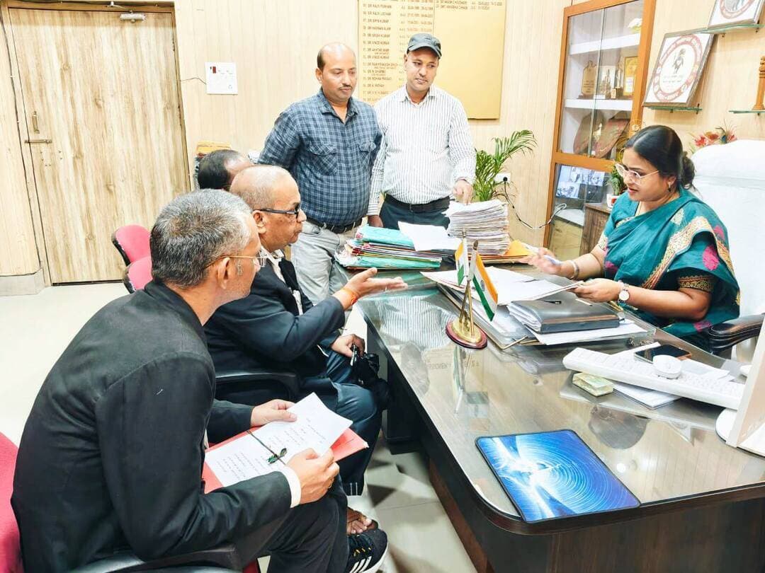 समाहरणालय, बक्सर
(जिला जन संपर्क कार्यालय)
प्रेस विज्ञप्ति:- दिनांक 30 अक्टूबर 2026
नीलाम पत्र वाद के 20 मामलों की सुनवाई, एक मामले में 50 हजार रुपये की राशि जमा
लंबित मामलों के त्वरित निष्पादन एवं बकाया राशि की वसूली सुनिश्चित करने पर जोर
आज दिनांक 30 अक्टूबर 2026 को उप विकास आयुक्त, बक्सर श्रीमती निहारिका छवि की अध्यक्षता में समाहरणालय परिसर स्थित कार्यालय कक्ष में नीलाम पत्र वाद से संबंधित कुल 20 मामलों की सुनवाई की गई।
सुनवाई के दौरान संबंधित अधियाची विभागों के प्रतिनिधियों, जिला प्रबंधक, राज्य खाद्य निगम तथा संबंधित देनदारों की उपस्थिति में सभी मामलों की सुनवाई की गई। इस क्रम में एक मामले में देनदार द्वारा अधियाची विभाग के पक्ष में 50,000 (पचास हजार) रुपये की बकाया राशि जमा कराई गई।
शेष मामलों में दोनों पक्षों की बातों को सुनने एवं उपलब्ध अभिलेखों के अवलोकन के उपरांत अगली सुनवाई की तिथि निर्धारित की गई। संबंधित पक्षों को निर्धारित तिथि पर अनिवार्य रूप से उपस्थित रहने का निर्देश दिया गया, ताकि मामलों में नियमानुसार अग्रेतर कार्रवाई करते हुए बकाया राशि की वसूली एवं लंबित वादों का समयबद्ध निष्पादन सुनिश्चित किया जा सके।
जिला जन संपर्क कार्यालय
बक्सर।
@top fans Information & Public Relations Department, Government of Bihar CMO Bihar Samrat Choudhary Buxar Administration Buxar Police जिला प्रशासन बक्सर #CMSamrat #IPRDBihar #IPRD_Bihar #BuxarNews #buxarcity #buxarjila #bihar #BiharNews