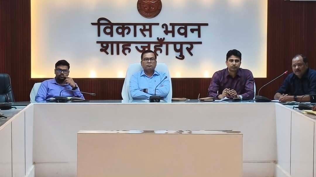 👉#धान खरीद केंद्रों पर दलाल मिले तो सीधे जेल भेजने की होगी कार्रवाई : डीएम
--#क्रय केंद्रों पर पारदर्शिता के निर्देश,किसानों की शिकायतों का 48 घंटे में होगा निस्तारण
शाहजहांपुर!खरीफ विपणन वर्ष 2026-27 के तहत धान खरीद की तैयारियों को लेकर जिलाधिकारी धर्मेंद्र प्रताप सिंह ने विकास भवन सभागार में समीक्षा बैठक की। उन्होंने सभी क्रय केंद्र प्रभारियों को पारदर्शिता के साथ खरीद सुनिश्चित करने के निर्देश दिए। डीएम ने सख्त हिदायत दी कि किसी भी क्रय केंद्र पर प्राइवेट व्यक्ति या दलाल मिला तो उसे सीधे जेल भेजने की कार्रवाई की जाएगी। संबंधित केंद्र प्रभारी के खिलाफ भी कार्रवाई होगी।उन्होंने बताया कि दो से चार नवंबर तक सुबह 10 से शाम चार बजे तक प्रत्येक लेखपाल अपने क्षेत्र के सबसे बड़े गांव के पंचायत घर में मौजूद रहेंगे। किसान फार्मर रजिस्ट्री में संशोधन और धान बिक्री के लिए पंजीकरण करा सकेंगे। प्रत्येक मंडी में कृषि विभाग के अधिकारी भी फार्मर रजिस्ट्री बनाने और संशोधन का कार्य कर रहे हैं।डीएम ने बताया कि जल्द ही जिलाधिकारी कार्यालय में हेल्पलाइन नंबर शुरू किया जाएगा। इस पर धान बिक्री से जुड़ी शिकायतें दर्ज कराई जा सकेंगी, जिनका निस्तारण 48 घंटे के भीतर किया जाएगा। सभी क्रय केंद्र प्रभारी सुबह नौ से 10 बजे के बीच फोन पर उपलब्ध रहेंगे, ताकि किसान धान बिक्री से संबंधित जानकारी प्राप्त कर सकें।बैठक में एडीएम प्रशासन रजनीश कुमार मिश्रा, डिप्टी आरएमओ राकेश मोहन पांडेय, एसडीएम सदर सहित संबंधित विभागों के अधिकारी मौजूद रहे।
DM Shahjahanpur