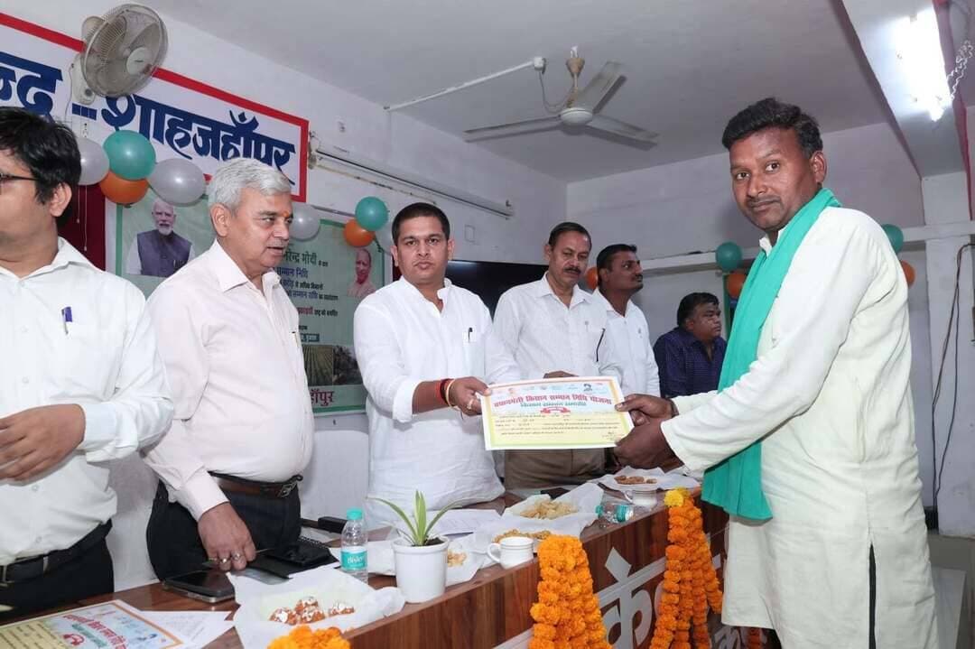 👉#3.85 लाख किसानों के खाते में पहुंची 77.08 करोड़ की सम्मान निधि
--#पराली न जलाने के लिए किसानों को किया जागरूक, प्रचार वाहन को दिखाई हरी झंडी
शाहजहांपुर। कृषि विज्ञान केंद्र में फसल अवशेष प्रबंधन को लेकर जनपद स्तरीय जागरूकता गोष्ठी का आयोजन किया गया। इस दौरान प्रधानमंत्री नरेंद्र मोदी ने गुजरात के बनासकांठा से प्रधानमंत्री किसान सम्मान निधि की 24वीं किस्त जारी की। इसका सजीव प्रसारण कृषि विज्ञान केंद्र, विकासखंड कार्यालयों और ग्राम पंचायत कार्यालयों समेत विभिन्न स्थानों पर किया गया। जनपद के 3,85,406 किसानों के खातों में कुल 77.08 करोड़ रुपये की धनराशि पहुंचाई गई।गोष्ठी में कृषि विज्ञान केंद्र के वैज्ञानिकों ने किसानों को पराली न जलाने के लिए प्रेरित किया। उन्होंने बताया कि पराली जलाने से खेतों में मौजूद मित्र कीट नष्ट होते हैं और मिट्टी की उर्वरक क्षमता भी प्रभावित होती है। उप कृषि निदेशक ने किसानों को विभागीय योजनाओं की जानकारी देते हुए बताया कि ऑनलाइन बुकिंग के माध्यम से कृषि यंत्रों पर 80 प्रतिशत तक अनुदान दिया जा रहा है। इसके अलावा सरसों और मसूर की मिनीकिट निःशुल्क उपलब्ध कराई जा रही हैं।जिला पंचायत अध्यक्ष प्रतिनिधि अजय प्रताप सिंह ने पराली प्रबंधन के प्रति जागरूकता फैलाने वाले प्रचार वाहन को हरी झंडी दिखाकर रवाना किया। यह वाहन गांव-गांव जाकर किसानों को पराली न जलाने के लिए जागरूक करेगा।कार्यक्रम में सम्मान निधि पाने वाले किसानों को प्रमाण पत्र वितरित किए गए। वहीं पांच किसानों को सरसों और मसूर की मिनीकिट तथा कवलजीत सिंह और मंजीत कौर को अनुदान पर कृषि यंत्र देकर सम्मानित किया गया। इस दौरान संयुक्त कृषि निदेशक गुणवत्ता नियंत्रण, जिला कृषि रक्षा अधिकारी, कृषि विज्ञान केंद्र के प्रभारी, वैज्ञानिकों, अधिकारियों और बड़ी संख्या में किसान मौजूद रहे।
DM Shahjahanpur
Shahjahanpur Cdo
।