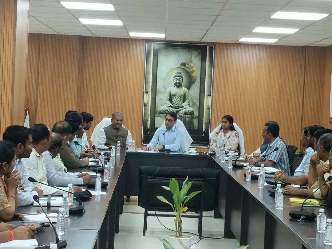 पुनौरा धाम मंदिर निर्माण कार्यों की जिलाधिकारी ने की समीक्षा
समय-सीमा के साथ गुणवत्ता पर विशेष ध्यान देने का निर्देश
पुनौरा धाम मंदिर एवं परिसर के समग्र विकास कार्यों को गति देने के उद्देश्य से जिलाधिकारी श्री तनय सुल्तानिया ने आज मंदिर परिसर स्थित सभाकक्ष में संबंधित अधिकारियों एवं निर्माण एजेंसी के प्रतिनिधियों के साथ समीक्षा बैठक की।बैठक में माननीय रीगा विधायक श्री बैद्यनाथ प्रसाद भी उपस्थित थे।
बैठक में मंदिर निर्माण सहित परिसर में चल रहे विभिन्न विकास कार्यों की वर्तमान स्थिति की जानकारी ली गई।
निर्माण एजेंसी अहलूवालिया कॉन्ट्रैक्ट्स (इंडिया) लिमिटेड के प्रतिनिधियों ने कार्यों की प्रगति से जिलाधिकारी को अवगत कराया। इस दौरान उपलब्ध मानव संसाधन, मशीनरी, निर्माण सामग्री एवं उपकरणों के साथ अस्थायी निर्माण कार्यों की स्थिति की भी समीक्षा की गई। इसके अलावा सड़क नेटवर्क, संपर्क मार्ग तथा परिसर से जुड़े अन्य आधारभूत कार्यों पर भी चर्चा हुई।
जिलाधिकारी ने निर्माण एजेंसी को स्पष्ट निर्देश दिया कि सभी कार्य निर्धारित समय-सीमा के भीतर गुणवत्तापूर्ण तरीके से पूरे किए जाएं। उन्होंने परियोजना को सरकार की प्राथमिकता वाली महत्वपूर्ण योजनाओं में बताते हुए निर्माण कार्यों की नियमित निगरानी एवं प्रगति में निरंतरता बनाए रखने पर जोर दिया।
मंदिर परिसर में जलजमाव की समस्या को गंभीरता से लेते हुए जिलाधिकारी ने नगर निगम एवं बुडको के अधिकारियों को आवश्यक कार्रवाई कर जलजमाव की समस्या का शीघ्र समाधान सुनिश्चित करने का निर्देश दिया। उन्होंने कहा कि परिसर के विकास से जुड़े कार्यों में किसी प्रकार की अनावश्यक देरी नहीं होनी चाहिए।
बैठक में विभिन्न विभागों के पदाधिकारियों एवं अभियंताओं को आपसी समन्वय के साथ लंबित प्रक्रियाओं का त्वरित निष्पादन करने का निर्देश दिया गया, ताकि निर्माण कार्य निर्बाध रूप से आगे बढ़ सके।
बैठक के बाद जिलाधिकारी और माननीय विधायक ने मंदिर निर्माण एवं परिसर में चल रहे विकास कार्यों का स्थल निरीक्षण भी किया। उन्होंने निर्माण एजेंसी के प्रतिनिधियों से कार्य की प्रगति की जानकारी लेते हुए मौके पर आवश्यक दिशा-निर्देश दिए। मौके पर उप विकास आयुक्त श्वेता भारती के साथ अन्य पदाधिकारी उपस्थित थे।
#CMSamrat #samratchoudhary
CMO Bihar General Administration Department, Govt. of Bihar District Administration Sitamarhi Department of Tourism, Government of Bihar