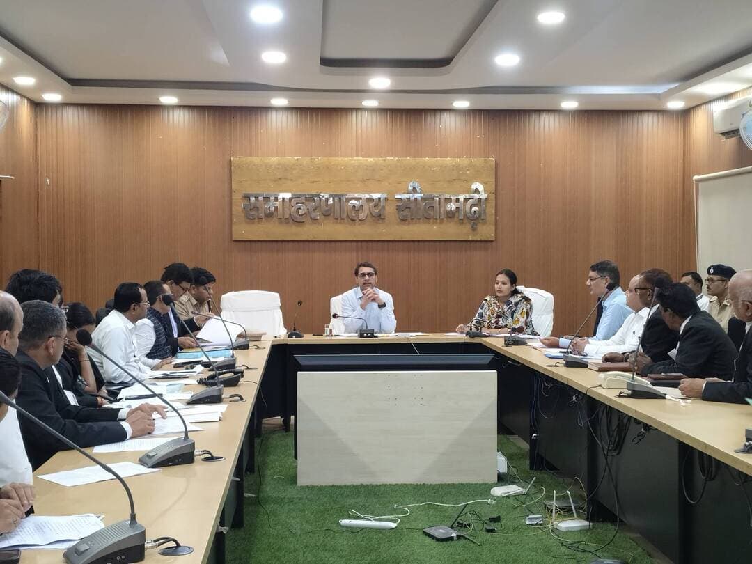 जिलाधिकारी सीतामढ़ी, श्री तनय सुल्तानिया की अध्यक्षता में समाहरणालय स्थित विमर्श कक्ष में अभियोजन की बैठक की गई। बैठक में पुलिस अधीक्षक अमित रंजन, विधि शाखा के प्रभारी पदाधिकारी ,जिला अभियोजन पदाधिकारी,सहायक लोक अभियोजक,विशेष लोक अभियोजक,पुलिस पदाधिकारी एवं अन्य विधि पदाधिकारी उपस्थित थे।
बैठक में जिलाधिकारी ने निर्देश दिया कि सभी अभियोजन पदाधिकारी,पुलिस पदाधिकारी के साथ सामंजस्य बनाकर कार्य करें।बैठक में स्पीडी ट्रायल से संबंधित मामले एवं सामान्य वाद मामले की समीक्षा की गई। लंबित वादों के निष्पादन की धीमी गति पर नाराजगी प्रकट की गई। निर्देश दिया गया कि सभी विधि पदाधिकारी स्पीडी ट्रायल से संबंधित सभी मामलों का निष्पादन यथा शीघ्र करना सुनिश्चित करें साथ ही समान्य मामलो के निष्पादन में भी प्रगति लाएं।
साथ ही प्रत्येक वाद में राज्य का पक्ष दृढ़तापूर्वक रखा जाय जिससे कि विभिन्न वादों में अधिकाधिक दोष सिद्धि कराया जा सके। दोषसिद्धि के मामले की संख्या कम होने पर जिलाधिकारी द्वारा नाराजगी प्रकट की गई एवं सख्त निर्देश दिया गया कि अधिकाधिक
दोशसिद्धि करवाया जाए। उन्होंने सभी अभियोजन पदाधिकारियों को अपने कार्यों में पर्याप्त सुधार लाने के निर्देश दिए गए।
प्रत्येक न्यायालय में दोष सिद्धि सुनिश्चित कराने का भी निर्देश दिया गया। निष्पादन के अंतिम स्थिति वाले केसो में गवाहों की गवाही ससमय पूर्ण कराकर विचारण प्रक्रिया पूरी करते हुए न्यायालय द्वारा अभियुक्तों को जल्द सजा दिलाया जाए। जिला लोक अभियोजन पदाधिकारी एवं अपर लोक अभियोजकों को निर्देशित किया गया कि सभी थानेदारों के साथ अभियोजन की मासिक बैठक कर समीक्षा करें ताकि उनके द्वारा न्यायालय में प्रस्तुत केस डायरी एवं चार्ज शीट की गुणवत्ता में सुधार हो सके।
बैठक में यौन अपराधों से बच्चों का संरक्षण संबंधी अधिनियम, अनुसूचित जाति व अनुसूचित जनजाति, मद्य निषेध आदि विषयों से संबंधित अभियोजन एवं उसके अनुसंधान पर भी चर्चा हुई। इसके अतरिक्त जिला पदाधिकारी के द्वारा उत्पाद एक्ट के तहत वादों को प्राथमिकता के आधार पर निष्पादित कराने का निर्देश दिया गया
बैठक में एक्साईज एक्ट ,पोक्सो एक्ट, एनडीपीएस एक्ट, एससी/ एसटी एक्ट, हत्या ,डकैती, बलात्कार ,शस्त्र अधिनियम से संबंधित महत्वपूर्ण और गंभीर मामलों को चिन्हित करते हुए प्राथमिकता के आधार पर ससमय निष्पादन करने का निर्देश दिया गया। जिलाधिकारी ने कहा कि पीड़ित को त्वरित न्याय दिलाना हम सभी की जिम्मेदारी है और हम सबकी यह प्राथमिकता होनी चाहिए कि हम न्याय समय से दिला सके।