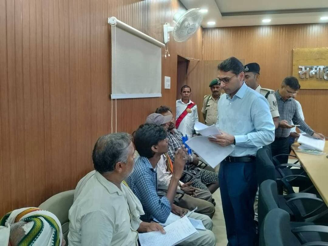 "सबका सम्मान-जीवन आसान" कार्यक्रम में जिलाधिकारी ने सुनीं जन समस्याएं।
बिहार सरकार के महत्वाकांक्षी कार्यक्रम ’’सात निश्चय-3’’ अंतर्गत सातवें निश्चय सबका सम्मान-जीवन आसान के तहत आज समाहरणालय स्थित अपने विमर्श कक्ष में जिला पदाधिकारी श्री तनय सुल्तानिया ने आमजनों की समस्याओं को गंभीरता एवं संवेदनशीलता के साथ सुना। इस अवसर पर विभिन्न क्षेत्रों से आए नागरिकों ने अपनी शिकायतें सीधे जिलाधिकारी के समक्ष रखीं जहां परिवादों को सुना गया एवं उसके समाधान की दिशा में आवश्यक कदम उठाए गए।
जनसुनवाई के दौरान बड़ी संख्या में आवेदन प्राप्त हुए जिसमें भूमि विवाद, राजस्व संबंधी मामले, सामाजिक सुरक्षा पेंशन, प्रधानमंत्री आवास योजना,आई सी डी एस, विद्युत आपूर्ति, पेयजल, सड़क, राशन कार्ड,अतिक्रमण, सहित विभिन्न विभागों से जुड़ी परिवाद प्राप्त हुए। जिलाधिकारी ने प्रत्येक मामले की बारीकी से समीक्षा करते हुए संबंधित विभागीय अधिकारियों को तत्काल एवं प्रभावी कार्रवाई करने का निर्देश दिया।
जिलाधिकारी ने स्पष्ट शब्दों में कहा कि जनसमस्याओं के निष्पादन में जिले के सभी पदाधिकारी पूरी संवेदनशीलता और जिम्मेदारी के साथ कार्य करें। उन्होंने निर्देश दिया कि प्रत्येक शिकायत का जिले में आम नागरिकों की समस्याओं के त्वरित एवं पारदर्शी समाधान की दिशा में एक महत्वपूर्ण पहल समाधान निर्धारित समय-सीमा के भीतर सुनिश्चित किया जाए, ताकि आम जनता को अनावश्यक परेशानी का सामना न करना पड़े।
जिलाधिकारी ने कहा कि सेवा-संवाद-समाधान कार्यक्रम के माध्यम से प्रशासन और आम जनता के बीच सीधा संवाद स्थापित हुआ है। इससे न केवल समस्याओं के समाधान की प्रक्रिया तेज हुई है, बल्कि प्रशासन के प्रति आम लोगों का भरोसा भी और अधिक मजबूत हुआ है।
#cmsamrat