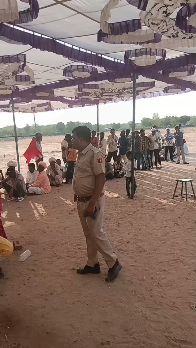 🗳️ जालौर में लोकतंत्र की खूबसूरत तस्वीर! 🇮🇳❤️
जालौर जिले की सामतीपुरा ग्राम पंचायत में दोपहर 4:30 बजे तक 55 प्रतिशत से अधिक मतदान, दिव्यांग मतदाताओं में भी दिखा जबरदस्त उत्साह। स्काउट के नन्हे बच्चे बने मददगार, दिव्यांग मतदाताओं को व्हीलचेयर से मतदान केंद्र तक पहुंचाने में कर रहे सहयोग। पुलिस प्रशासन भी अलर्ट मोड पर, मतदान केंद्रों पर सुरक्षा के पुख्ता इंतजाम।
लोकतंत्र के इस महापर्व में हर वोट अनमोल है! 🙏🇮🇳