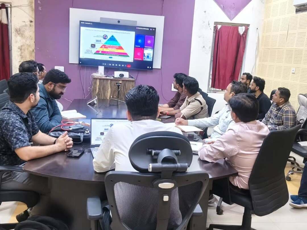 सड़क दुर्घटनाओं में कमी लाने सरगुजा में डीडीएचआई प्रोग्राम के तहत जिला स्तरीय प्रशिक्षण सम्पन्न
आईआईटी मद्रास के विशेषज्ञों ने सड़क दुर्घटनाओं के वास्तविक कारणों की पहचान और दुर्घटनास्थलों में सुधार की दी जानकारी
सड़क दुर्घटनाओं में होने वाली मृत्यु दर कम करने पर जोर
@chhattisgarhcmo @dpr.chhattisgarh