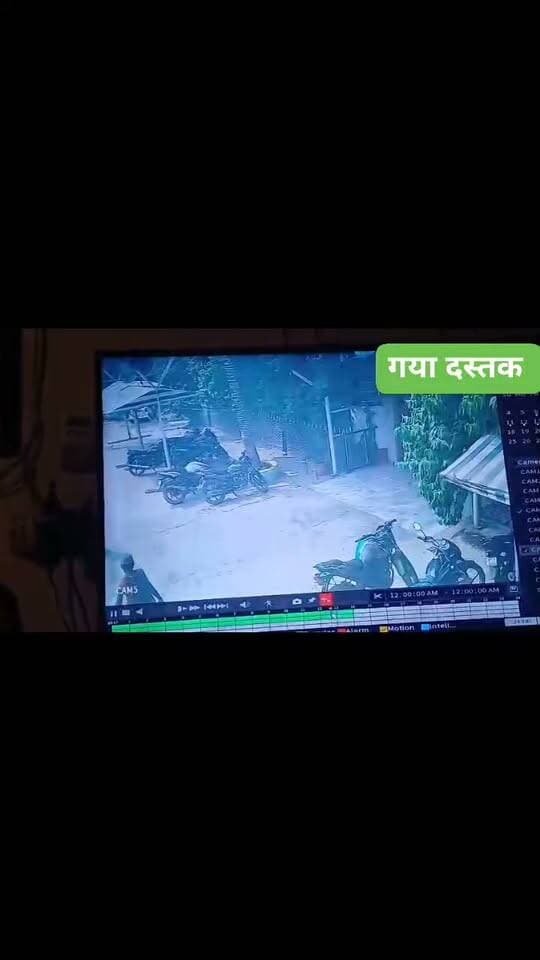 जहानाबाद सांसद सुरेंद्र प्रसाद यादव के गया आवास पर पास से बाइक चोरी, महिला ने थाने में दिया आवेदन
गया: सांसद सुरेन्द्र प्रसाद यादव के आवास के पास से एक बाइक चोरी होने का मामला सामने आया है। घटना को लेकर खिरका, पोस्ट-जगपुरा, थाना-मखदुमपुर, जिला-जहानाबाद निवासी सुनीता देवी ने गया शहर के रामपुर थाना प्रभारी को आवेदन देकर कार बरामद कराने और दोषियों के खिलाफ कार्रवाई की मांग की है।
आवेदन के अनुसार सुनीता देवी ने बताया कि उनके बेटे विक्रम कुमार के नाम से संबंधित कार संख्या BR-25-D-1377 को 17 अक्टूबर 2026 को सांसद सुरेन्द्र प्रसाद यादव के आवास के पास से चोरी कर लिया गया। काफी खोजबीन के बावजूद कार का कोई पता नहीं चल सका। इसके बाद पीड़िता ने पुलिस से मामले में आवश्यक कार्रवाई करने की गुहार लगाई।
सुनीता देवी ने अपने आवेदन में पुलिस से चोरी की घटना को गंभीरता से लेते हुए जल्द से जल्द बाइक की तलाश करने तथा आरोपियों के खिलाफ कानूनी कार्रवाई करने की मांग की है। उन्होंने कहा कि वाहन चोरी होने से परिवार को काफी परेशानी का सामना करना पड़ रहा है।
आवेदन में सुनीता देवी ने अपना पता ग्राम-खिरका, पोस्ट-जगपुरा, थाना-मखदुमपुर, जिला-जहानाबाद बताया है। उन्होंने पुलिस से मामले की जांच कर वाहन बरामद कराने की उम्मीद जताई है। अब पुलिस की जांच के बाद ही स्पष्ट होगा कि कार चोरी की इस घटना के पीछे कौन लोग शामिल हैं और वाहन को कहां ले जाया गया।