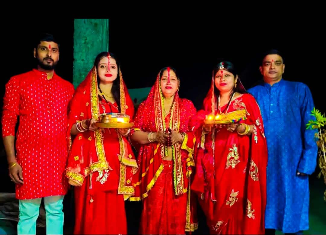 टेढ़ागाछ में धूमधाम और हर्षोल्लास के साथ मना करवा चौथ
टेढ़ागाछ। किशनगंज जिले के टेढ़ागाछ प्रखंड क्षेत्र में करवा चौथ का पर्व धूमधाम और हर्षोल्लास के साथ मनाया गया। इस अवसर पर सुहागिन महिलाओं ने अपने पति की लंबी आयु और सुख-समृद्धि की कामना करते हुए व्रत रखा। महिलाओं ने पारंपरिक रीति-रिवाजों के साथ पूजा-अर्चना की और चंद्रमा को अर्घ्य देकर व्रत का पारण किया। पूरे क्षेत्र में पर्व को लेकर उत्साह का माहौल रहा।