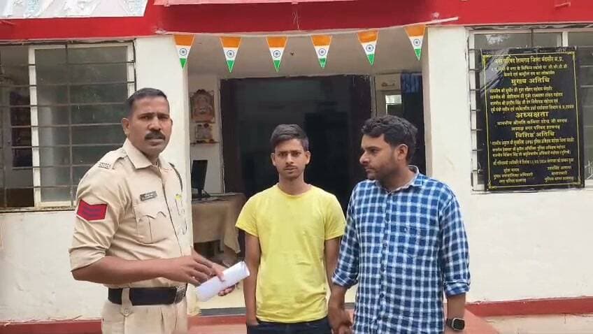 शामगढ़ पुलिस की मानवीय पहल, भटके युवक को सुरक्षित परिजनों के सुपुर्द किया
शामगढ़। उत्तर प्रदेश के उन्नाव जिले का निवासी दीपू पिता सुरेंद्र यादव (27), मुंबई से अपने घर लौटते समय रास्ता भटककर शामगढ़ पहुंच गया और पुलिस के संपर्क में आया। शामगढ़ थाना प्रभारी कपिल सौराष्ट्र के नेतृत्व में प्रधान आरक्षक धनपाल जाट ने युवक की पूरी रात देखभाल की और उसे सुरक्षित रखा। पुलिस ने परिजनों से संपर्क कर शुक्रवार को युवक को परिजन अनिल यादव के सुपुर्द कर दिया। शामगढ़ पुलिस की इस मानवीय पहल और संवेदनशीलता की सराहना हो रही है।