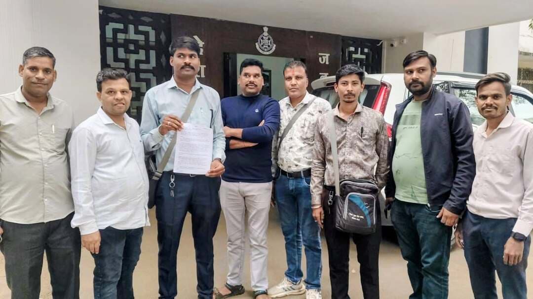 पत्रकार कमलेश मोदी से अभद्रता के विरोध में प्रेस क्लब ने सौंपा ज्ञापन
नीमच। मंदसौर में INH न्यूज चैनल के पत्रकार कमलेश मोदी के साथ कथित अभद्रता और धक्का-मुक्की के विरोध में जिला युवा प्रेस क्लब, नीमच ने ज्ञापन सौंपा। 30 अक्टूबर को नारकोटिक्स कार्यालय के बाहर अफीम किसानों के प्रदर्शन की कवरेज के दौरान पूर्व विधायक नवकृष्णा पाटिल और उनके पुत्र आदित्य पाटिल पर अभद्रता करने के आरोप लगाए गए हैं। प्रेस क्लब ने जिलाधीश और पुलिस अधीक्षक के नाम अतिरिक्त पुलिस अधीक्षक हेमलता अग्रवाल को ज्ञापन देकर निष्पक्ष जांच, दोषियों पर सख्त कार्रवाई और पत्रकारों की सुरक्षा सुनिश्चित करने की मांग की।