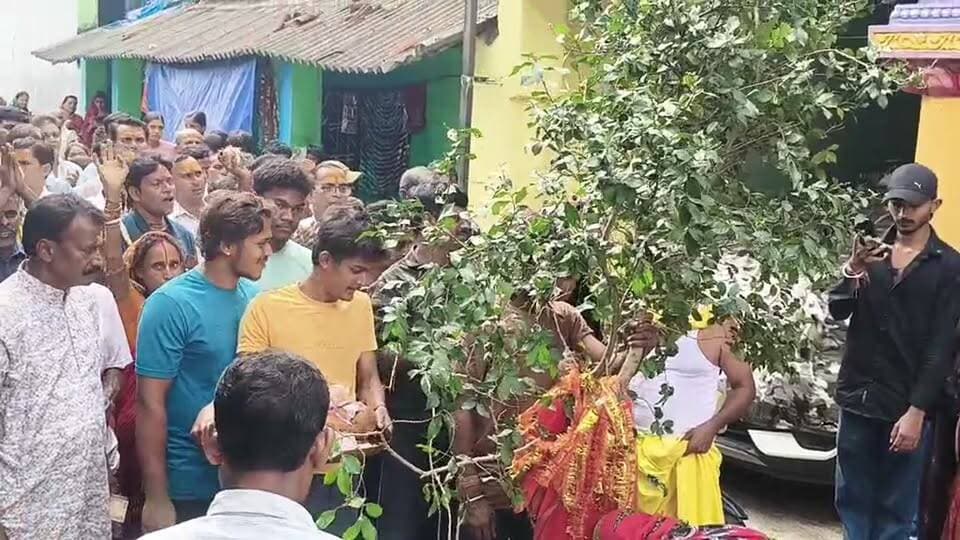 पुरी के जगन्नाथ मंदिर की तर्ज पर राजनगर के हेंसल में बना भव्य जगन्नाथ मंदिर, देखें चूड़ा प्रतिष्ठा का दिव्य नजारा 🙏🚩
#JagannathTemple #Hesal #Rajnagar #JagannathMahaprabhu #JaiJagannath #Jharkhand #Kolhan