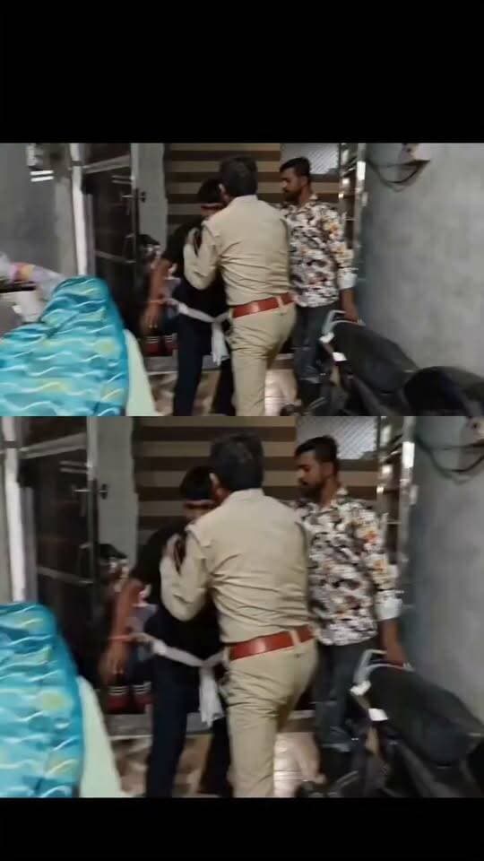 करवा चौथ की रात चार बच्चों की माँ अपने प्रेमी के साथ कमरे के अंदर करवा चौथ मना रही थी। पति ने रंगे हाथ पकड़ लिया। फिर जब पति अपने परिवार को लेकर पहुंचा था तो देवरानी-जेठानी के बीच जमकर बवाल हुआ। युवक की शादी करीब 15 साल पहले धौलपुर की अंजू से हुई थी। दोनों के चार बच्चे हैं। अंजू का गांव के संजय उर्फ गीतम से प्रेम प्रसंग चल रहा था जो किराए का कमरा लेकर रहता है। वहीं उसी कमरे पर दोनों पकड़े गए। घटना उत्तर प्रदेश के मथुरा की है खर्च के लिए पति और करवा चौथ के लिए प्रेमी, इस पर आप क्या सोचते हैं कमेंट बॉक्स में जरूर लिखें #mathura #karwaviral #karwachauth #karwachauthreel #viral
