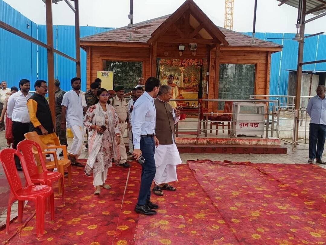 पुनौरा धाम मंदिर निर्माण कार्यों की जिलाधिकारी ने की समीक्षा ❤️
समय-सीमा के साथ गुणवत्ता पर विशेष ध्यान देने का निर्देश
पुनौरा धाम मंदिर एवं परिसर के समग्र विकास कार्यों को गति देने के उद्देश्य से जिलाधिकारी श्री तनय सुल्तानिया ने आज मंदिर परिसर स्थित सभाकक्ष में संबंधित अधिकारियों एवं निर्माण एजेंसी के प्रतिनिधियों के साथ समीक्षा बैठक की।बैठक में माननीय रीगा विधायक श्री बैद्यनाथ प्रसाद भी उपस्थित थे।
बैठक में मंदिर निर्माण सहित परिसर में चल रहे विभिन्न विकास कार्यों की वर्तमान स्थिति की जानकारी ली गई।
निर्माण एजेंसी अहलूवालिया कॉन्ट्रैक्ट्स (इंडिया) लिमिटेड के प्रतिनिधियों ने कार्यों की प्रगति से जिलाधिकारी को अवगत कराया। इस दौरान उपलब्ध मानव संसाधन, मशीनरी, निर्माण सामग्री एवं उपकरणों के साथ अस्थायी निर्माण कार्यों की स्थिति की भी समीक्षा की गई। इसके अलावा सड़क नेटवर्क, संपर्क मार्ग तथा परिसर से जुड़े अन्य आधारभूत कार्यों पर भी चर्चा हुई।
जिलाधिकारी ने निर्माण एजेंसी को स्पष्ट निर्देश दिया कि सभी कार्य निर्धारित समय-सीमा के भीतर गुणवत्तापूर्ण तरीके से पूरे किए जाएं। उन्होंने परियोजना को सरकार की प्राथमिकता वाली महत्वपूर्ण योजनाओं में बताते हुए निर्माण कार्यों की नियमित निगरानी एवं प्रगति में निरंतरता बनाए रखने पर जोर दिया।
मंदिर परिसर में जलजमाव की समस्या को गंभीरता से लेते हुए जिलाधिकारी ने नगर निगम एवं बुडको के अधिकारियों को आवश्यक कार्रवाई कर जलजमाव की समस्या का शीघ्र समाधान सुनिश्चित करने का निर्देश दिया। उन्होंने कहा कि परिसर के विकास से जुड़े कार्यों में किसी प्रकार की अनावश्यक देरी नहीं होनी चाहिए।
बैठक में विभिन्न विभागों के पदाधिकारियों एवं अभियंताओं को आपसी समन्वय के साथ लंबित प्रक्रियाओं का त्वरित निष्पादन करने का निर्देश दिया गया, ताकि निर्माण कार्य निर्बाध रूप से आगे बढ़ सके।
बैठक के बाद जिलाधिकारी और माननीय विधायक ने मंदिर निर्माण एवं परिसर में चल रहे विकास कार्यों का स्थल निरीक्षण भी किया। उन्होंने निर्माण एजेंसी के प्रतिनिधियों से कार्य की प्रगति की जानकारी लेते हुए मौके पर आवश्यक दिशा-निर्देश दिए। मौके पर उप विकास आयुक्त श्वेता भारती के साथ अन्य पदाधिकारी उपस्थित थे।
#SAROJRAJA #emergencyexit #makeuphack #darbhanga_mithila #sarojraja #sachtalks #todaynews #मेजरगंज #Live #comedy #tranding #fb #highlights #bujurg #viral #amnewsmona #news #nepal