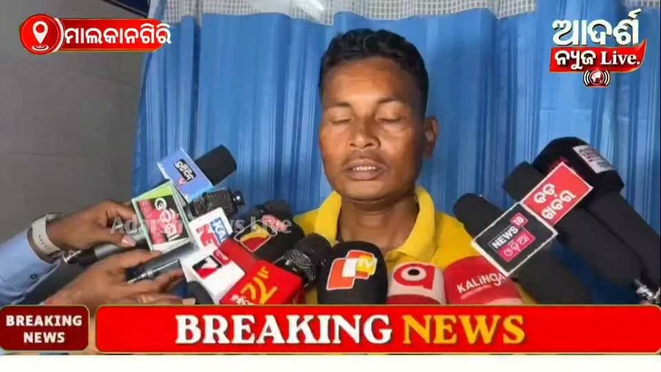 ପଡ଼ୋଶୀ ମହିଳାଙ୍କ ସମେତ ନିଜ ୩ ବର୍ଷର ଝିଅକୁ ଧାରୁଆ ଅସ୍ତ୍ରରେ ଆକ୍ରମଣ।
ମାଲକାନଗିରି ଜିଲ୍ଲା ମଡେଲ ଥାନା ଅନ୍ତର୍ଗତ ତାମସା ଗ୍ରାମପଞ୍ଚାୟତର ଆର ଓ କଲୋନୀ ର ଜଣେ ଆଇତା କବାସି ନାମକ ବ୍ୟକ୍ତି (୨୪) ନିଜ ୩ ବର୍ଷର କୁନି ଝିଅ ସହିତ ପଡ଼ୋଶୀ ଘରର ଜଣେ ସ୍ତ୍ରୀଙ୍କୁ ଧାରୁଆ ଅସ୍ତ୍ରରେ ବାରମ୍ବାର ଆଘାତ କରିବା ଫଳରେ ୩ ବର୍ଷର କୁନି ଝିଅ ଦେବେ କବାସି (୩) ଏବଂ ପଡ଼ୋଶୀ ଘରର ନାନ୍ଦା ପଡ଼ିଆମିଙ୍କ ସ୍ତ୍ରୀ ମୁନ୍ନି ପଡ଼ିଆମି ଗୁରୁତର ଆହତ ହୋଇଛନ୍ତି ଉଭୟଙ୍କୁ ରକ୍ତ ଜୁଡୁବୁଡୁ ଅବସ୍ଥାରେ ମାଲକାନଗିରି ମୁଖ୍ୟ ଚିକିତ୍ସାଳୟରେ ଭର୍ତ୍ତି କରାଯାଇଛି। ଉଭୟଙ୍କୁ ବର୍ତ୍ତମାନ ଚିକିତ୍ସା ଜାରି ରହିଥିବା ବେଳେ କାହିଁକି ଏଭଳି କାଣ୍ଡ ଘଟାଇଛନ୍ତି ଆଇତା କବାସି ତାହା ଏପର୍ଯ୍ୟନ୍ତ ସ୍ପଷ୍ଟ ହୋଇ ପାରିନାହିଁ। ତେବେ ପୋଲିସ ତଦନ୍ତ ପରେ ସମ୍ପୂର୍ଣ୍ଣ ଘଟଣା ପଦାକୁ ଆସିବ ବୋଲି କୁହାଯାଉଛି। ସେପଟେ ଅଭିଯୁକ୍ତଙ୍କୁ ପୋଲିସ ଖୋଜୁଥିବା ବେଳେ ଆହତ ମୁନ୍ନି ପଡ଼ିଆମି ଙ୍କ ସ୍ବାମୀ ନାନ୍ଦା ପଡ଼ିଆମି ନ୍ୟାୟ ଦାବି କରିଛନ୍ତି