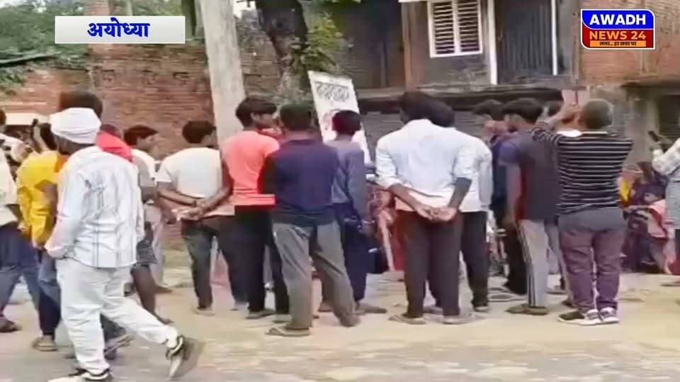 मिल्कीपुर में सरकारी शराब की दुकान पर बवाल, बोर्ड तोड़कर फूंका! सपा नेता पर लगे गंभीर धाराओं में केस दर्ज
मिल्कीपुर, अयोध्या। अंजरौली में सरकारी विदेशी मदिरा की दुकान पर जमकर हंगामा!
आरोप है कि जिला पंचायत सदस्य प्रतिनिधि अपने साथियों और ग्रामीणों के साथ ठेके पर पहुंचे, बोर्ड तोड़ दिया और आग लगा दी। दुकान न चलने देने की धमकी भी दी गई।
घटना का वीडियो सोशल मीडिया पर वायरल होते ही हड़कंप मच गया।
ठेकेदार की तहरीर पर पुलिस ने सख्त एक्शन लिया है। पुलिस ने आरोपियों के खिलाफ गंभीर धाराओं में मुकदमा दर्ज कर जांच शुरू कर दी है।
पुलिस जांच में जुटी
#reelsviral #reelsviralシ #viral #viralreels #viralreelsシ #ayodhya Awadh News24