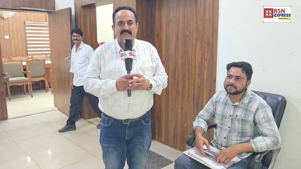 🚨 हिसार में बंद कमरे में बड़ी बैठक! 🔥 राजगुरु मार्केट व्यापारी संगठन के साथ मेयर प्रवीण पोपली और नगर निगम अधिकारियों की अहम मीटिंग! आखिर क्या हुआ बंद कमरे में? क्या व्यापारियों को मिलेगी बड़ी राहत? 🎤
#HisarNews #RajguruMarket #MayorPraveenPopli #HisarNagarNigam #HisarBreakingNews #RSNEXPRESS