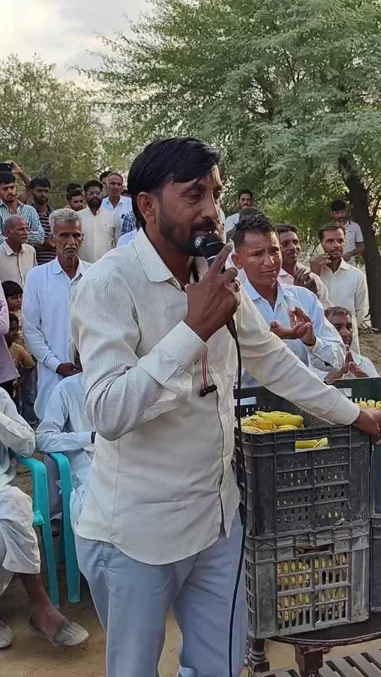 देईदास से सरपंच प्रत्याशी राजेश कड़वासरा। लाइव
