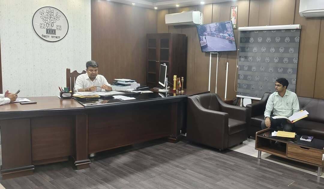 आज दिनांक 30.10.2026 को समाहरणालय, रोहतास में जिलाधिकारी, रोहतास श्री दीपक कुमार मिश्रा द्वारा बैंकिंग अधिकारियों के साथ बैठक कर बैंकों के माध्यम से संचालित विभिन्न सरकारी योजनाओं की प्रगति की समीक्षा की गयी।
बैठक के दौरान जिलाधिकारी ने प्रधानमंत्री सूक्ष्म खाद्य प्रसंस्करण उद्यम उन्नयन योजना (PMFME), नाबार्ड की योजनाओं तथा किसान क्रेडिट कार्ड (KCC) योजना की प्रगति की समीक्षा की। उन्होंने संबंधित बैंक अधिकारियों को निर्देश दिया कि योजनाओं के अंतर्गत प्राप्त आवेदनों का समयबद्ध निष्पादन सुनिश्चित करें तथा पात्र लाभुकों को ऋण एवं अन्य वित्तीय सुविधाओं का लाभ उपलब्ध कराने में अनावश्यक विलंब न करें।
पीएमएफएमई योजना की समीक्षा के क्रम में जिलाधिकारी ने महाप्रबंधक, जिला उद्योग केंद्र को निर्देश दिया कि बैंकों के साथ प्रभावी समन्वय स्थापित करते हुए योजना के अंतर्गत लंबित आवेदनों की ऋण स्वीकृति की प्रक्रिया में तेजी लाएं। उन्होंने कहा कि पात्र उद्यमियों के आवेदनों का शीघ्र निष्पादन कर उन्हें स्वरोजगार एवं उद्यम स्थापना के अवसर उपलब्ध कराए जाएं।
जिलाधिकारी ने कृषि, मत्स्य पालन, पशुपालन एवं खाद्य प्रसंस्करण से जुड़े लाभुकों को बैंकिंग योजनाओं से जोड़ने पर विशेष बल दिया। इस क्रम में उन्होंने जिला मत्स्य पदाधिकारी एवं जिला पशुपालन पदाधिकारी को भी निर्देश दिया कि अपने-अपने विभाग से संबंधित पात्र लाभुकों की पहचान कर उन्हें विभिन्न बैंकिंग योजनाओं का लाभ दिलाने हेतु बैंकों के साथ समन्वय स्थापित करें।
जिलाधिकारी ने कहा कि सरकारी योजनाओं का उद्देश्य किसानों, उद्यमियों एवं ग्रामीण क्षेत्रों के लोगों को आर्थिक रूप से सशक्त बनाना है। इसके लिए बैंकिंग अधिकारियों एवं संबंधित विभागीय पदाधिकारियों को आपसी समन्वय के साथ कार्य करना होगा, ताकि पात्र लाभुकों को योजनाओं का लाभ समय पर मिल सके। उन्होंने सभी संबंधित अधिकारियों को योजनाओं की नियमित निगरानी करने, लंबित आवेदनों का शीघ्र निष्पादन करने तथा ऋण स्वीकृति की प्रक्रिया में अनावश्यक देरी नहीं करने का निर्देश दिया।
#IPRD
#BiharIndustriesDept
#BiharGovernment
#PublicService
#CMSamrat
Industries Department, Bihar
Information & Public Relations Department, Government of Bihar