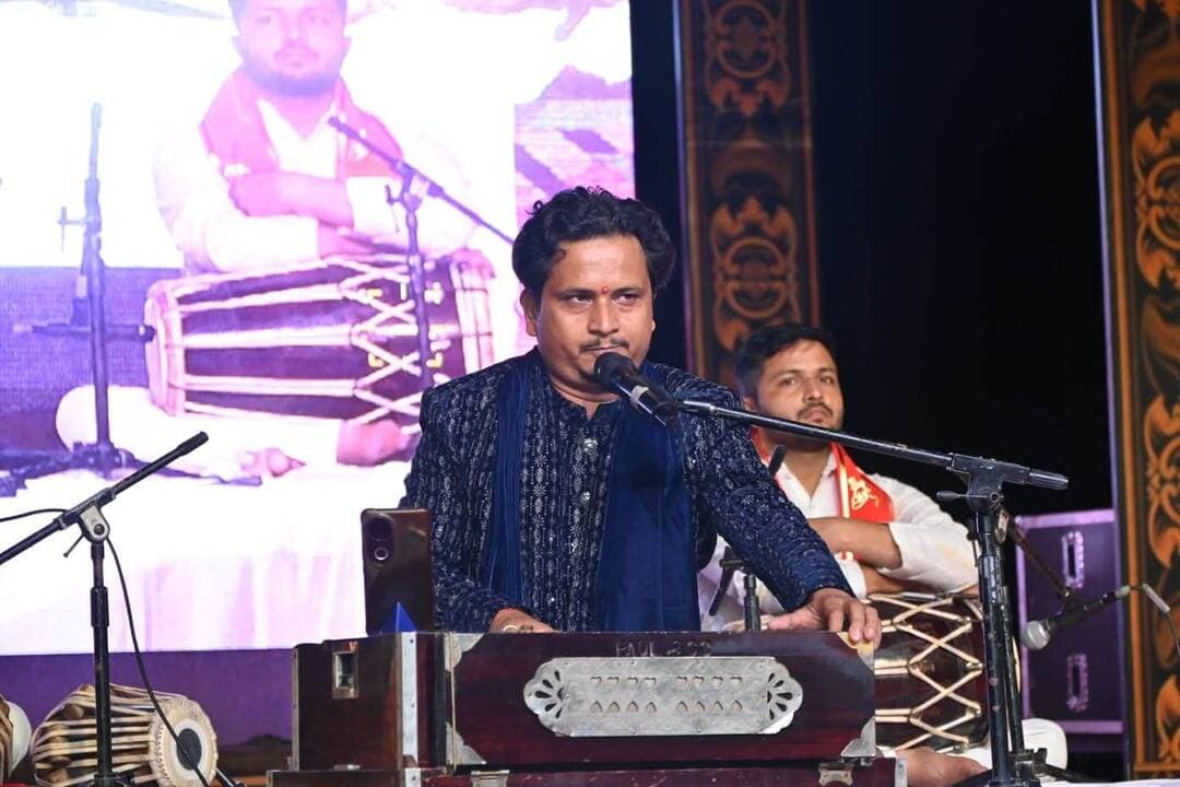 भक्ति के सुरों से गुलजार हुआ देवा मेला, अतुल तिवारी के भजनों ने बांधा समां
बाराबंकी। देवा मेला-2026 की सांस्कृतिक संध्या में भजन गायक अतुल तिवारी ने गणपति वंदना 'गाइए गणपति जगवंदन' से शुभारंभ कर समां बांध दिया।
'मेरी रसना से राधा-राधा नाम निकले' और 'जिसके जपने से मिल जाए नंदलाल' जैसे भजनों से पंडाल भक्तिरस से सराबोर हो गया।
भावपूर्ण प्रस्तुतियों पर श्रोता मंत्रमुग्ध होकर झूमते रहे और तालियों से कलाकार का उत्साहवर्धन किया।
#DevaMela