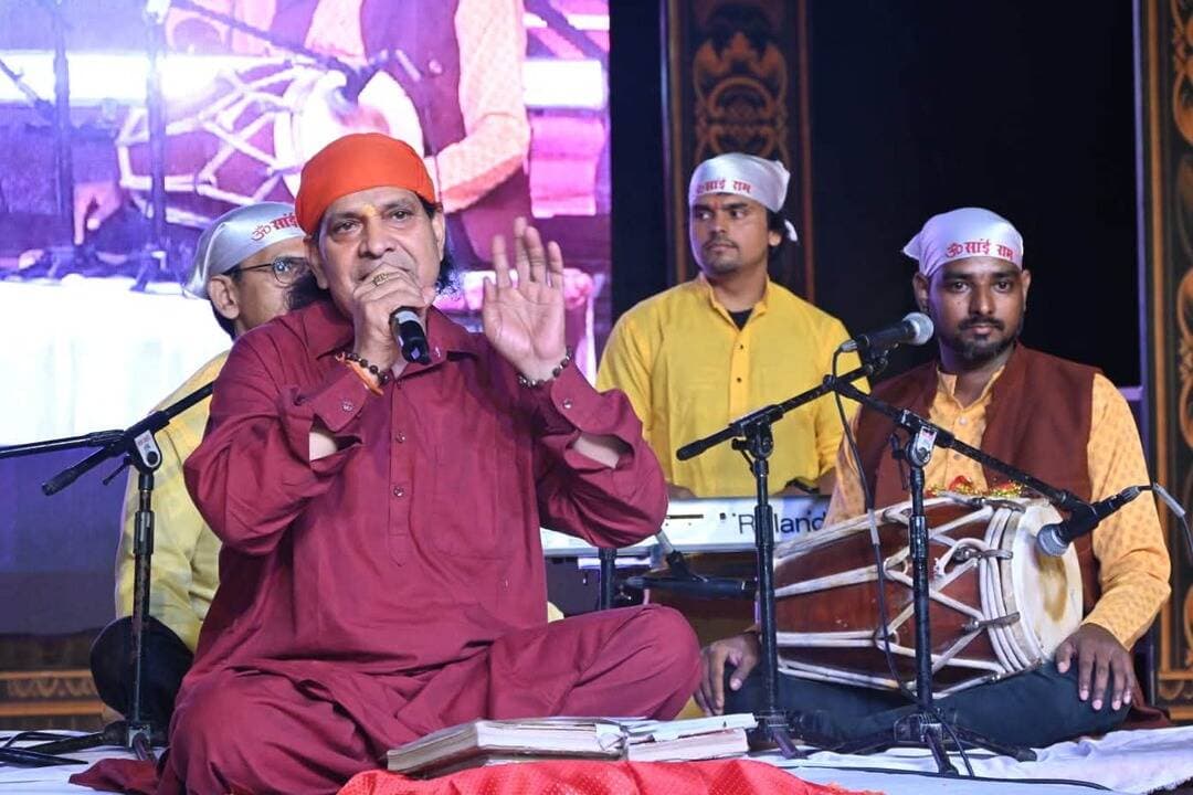साईं भजनों से गूंजा देवा मेला, उमाशंकर महाराज ने बांधा समां
#बाराबंकी। देवा मेला एवं प्रदर्शनी-2026 की सांस्कृतिक संध्या साईंमय हो गई। सुप्रसिद्ध साईं भजन गायक उमाशंकर महाराज ने 'साईं तेरी दया का मुझे दान मिल रहा है' सहित एक से बढ़कर एक भक्तिरसपूर्ण भजनों की प्रस्तुति से श्रद्धालुओं को भावविभोर कर दिया। मधुर स्वर और भावपूर्ण गायन पर श्रोता देर तक झूमते रहे।