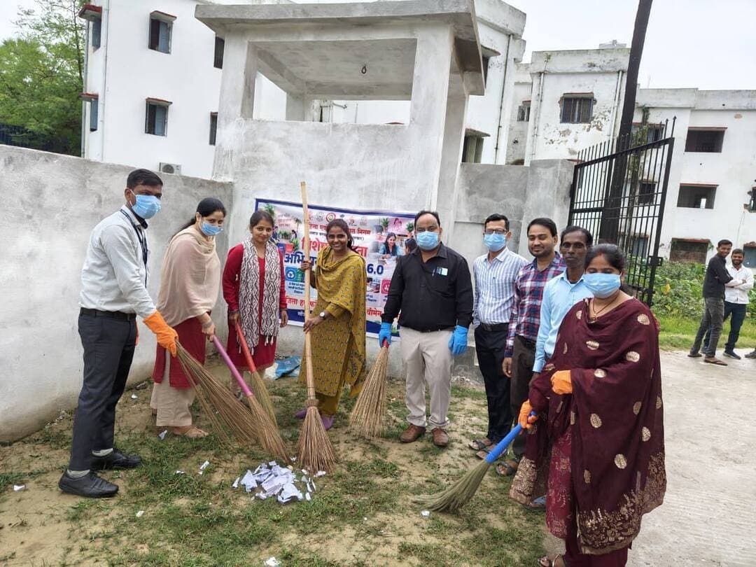 *विशेष स्वच्छता अभियान-6.0 के तहत समाहरणालय परिसर में स्वच्छता एवं महिला सशक्तिकरण पर जागरूकता कार्यक्रम आयोजित*
*श्रमदान कर DHEW एवं वन स्टॉप सेंटर परिसर की गई साफ-सफाई, स्वच्छता, पोषण और महिला अधिकारों के प्रति किया गया जागरूक*
दरभंगा, 30 अक्टूबर 2026:-
महिला एवं बाल विकास निगम, दरभंगा, समाज कल्याण विभाग एवं जिला प्रशासन के संयुक्त तत्वावधान में विशेष स्वच्छता अभियान-6.0 के अंतर्गत समाहरणालय परिसर स्थित जिला हब फॉर एंपावरमेंट ऑफ वीमेन (DHEW) कार्यालय एवं वन स्टॉप सेंटर (OSC) परिसर में स्वच्छता, पोषण, महिला सशक्तिकरण एवं सरकार की कल्याणकारी योजनाओं को लेकर जन-जागरूकता कार्यक्रम आयोजित किया गया।
कार्यक्रम के दौरान अधिकारियों एवं कर्मियों ने श्रमदान कर कार्यालय एवं परिसर की साफ-सफाई की तथा परिसर को स्वच्छ, सुंदर एवं प्लास्टिक मुक्त बनाने का संकल्प लिया। इस अवसर पर आमजन को स्वच्छता को दैनिक जीवन का अभिन्न हिस्सा बनाने का संदेश दिया गया।
कार्यक्रम को संबोधित करते हुए DHEW के जिला मिशन समन्वयक ऋषि कुमार ने कहा कि स्वच्छता एवं पोषण एक-दूसरे के पूरक हैं। स्वच्छ वातावरण में ही स्वस्थ शरीर और स्वस्थ मस्तिष्क का विकास संभव है। महिलाओं एवं बच्चों के स्वस्थ रहने से ही सशक्त समाज और राष्ट्र का निर्माण हो सकता है।
उन्होंने कहा कि बिहार सरकार एवं जिला प्रशासन महिलाओं के सामाजिक, आर्थिक एवं शैक्षणिक उत्थान के लिए प्रतिबद्ध है। अभियान के माध्यम से सरकार की कल्याणकारी योजनाओं की जानकारी समाज के अंतिम पायदान पर खड़ी महिलाओं तक पहुंचाने का प्रयास किया जा रहा है।
कार्यक्रम में जिला परियोजना प्रबंधक ब्रजेश कुमार सिंह, केंद्र प्रशासक अजमतुन निशा, लैंगिक विशेषज्ञ गोविन्द कुमार, डॉली कुमारी, बिरेंदर कुमार पासवान सहित DHEW एवं वन स्टॉप सेंटर के सभी कर्मियों ने सक्रिय सहभागिता निभाई।
कार्यक्रम के अंत में उपस्थित अधिकारियों, कर्मियों एवं नागरिकों को स्वच्छता बनाए रखने, पौष्टिक आहार अपनाने तथा महिला सम्मान एवं सशक्तिकरण के लिए सामूहिक रूप से शपथ दिलाई गई।
#BiharSarkar
#CMBihar
#SamratChoudhary
#CMSamrat
#MukhyamantriBihar