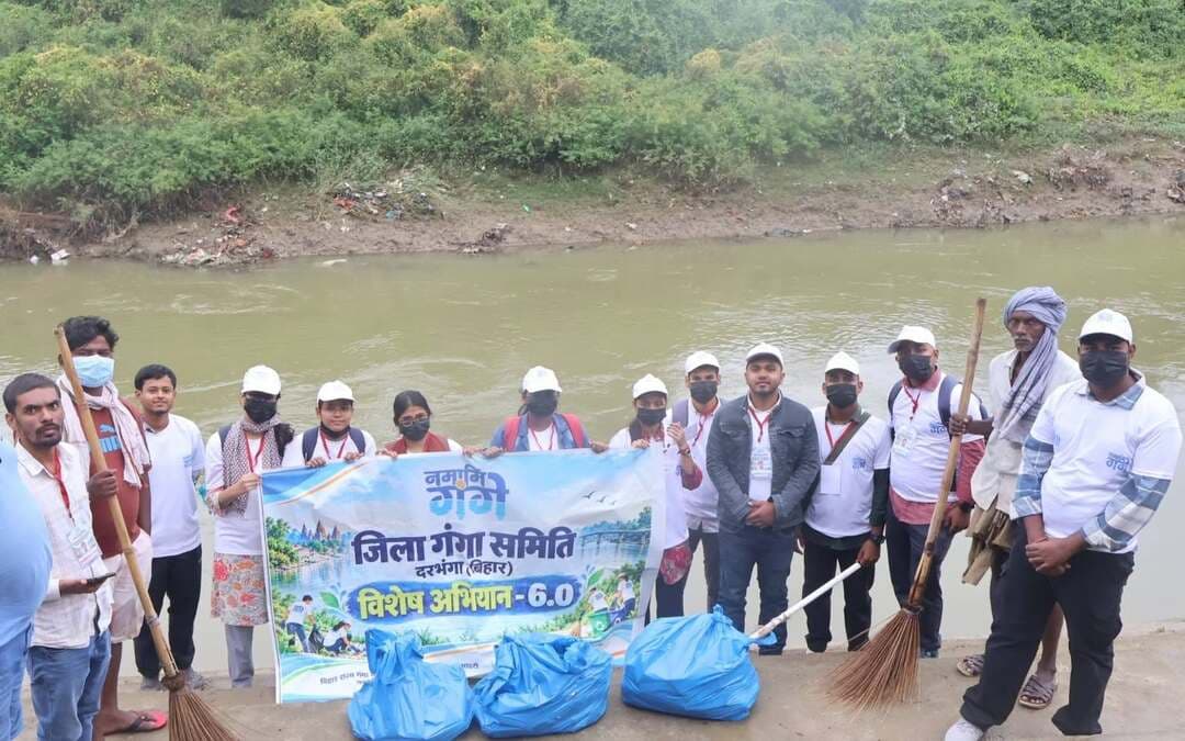 *छठ महापर्व एवं जलस्रोतों के संरक्षण हेतु युवाओं की पहल*
*विशेष अभियान 6.0 के तहत बागमती नदी घाट पर स्वच्छता हेतु श्रमदान एवं संकल्प*
*जिला गंगा समिति द्वारा आयोजित गतिविधि में युवा हुए शामिल*
दरभंगा, 30 अक्टूबर 2026:-
जिला पदाधिकारी-सह-अध्यक्ष, जिला गंगा समिति, दरभंगा श्री कौशल कुमार के निर्देशानुसार विशेष अभियान 6.0 के अंतर्गत जिला गंगा समिति, दरभंगा द्वारा बागमती नदी घाट, बाजिदपुर, किलाघाट, दरभंगा में स्वच्छता हेतु श्रमदान एवं नमामि गंगे संकल्प कार्यक्रम का आयोजन किया गया। जिसमें नमामि गंगे के युवा वालिंटियर एवं सी.एम कॉलेज के विद्यार्थियों ने भाग उत्साहपूर्वक भाग लिया।
आगामी छठ महापर्व के मद्देनजर आयोजित इस कार्यक्रम के दौरान बागमती नदी घाट एवं आसपास के क्षेत्रों में साफ-सफाई हेतु श्रमदान किया गया। इस महापर्व में नदियों, तालाबों एवं अन्य जलाशयों की महत्वपूर्ण भूमिका होती है। ऐसे में नदी एवं घाटों की स्वच्छता बनाए रखना धार्मिक आस्था के सम्मान के साथ-साथ जनस्वास्थ्य एवं पर्यावरण संरक्षण की दृष्टि से भी अत्यंत आवश्यक है।
कार्यक्रम के माध्यम से युवाओं एवं स्थानीय नागरिकों को जलस्रोतों के संरक्षण के प्रति जागरूक करते हुए अपील की गई कि छठ पर्व के दौरान घाटों पर गंदगी न फैलाएं, प्लास्टिक एवं पूजा सामग्री नदी में प्रवाहित न करें तथा स्वच्छता बनाए रखने में अपनी सक्रिय भूमिका निभाएं। साथ ही, छठ पर्व संपन्न होने के बाद भी नदियों एवं अन्य जलस्रोतों की स्वच्छता और संरक्षण के प्रति निरंतर सजग रहें।
कार्यक्रम में नमामि गंगे के युवा वॉलंटियर्स सूरज कुमार, सफीना महफ़ूज़, प्रसन जी चौधरी, संजीव कुमार, अंशु प्रिया, सलोनी सहित अन्य युवाओं ने बढ़-चढ़कर हिस्सा लिया तथा अभियान को सफल बनाने में अपना महत्वपूर्ण योगदान दिया।
#BiharSarkar
#CMBihar
#SamratChoudhary
#CMSamrat
#MukhyamantriBihar