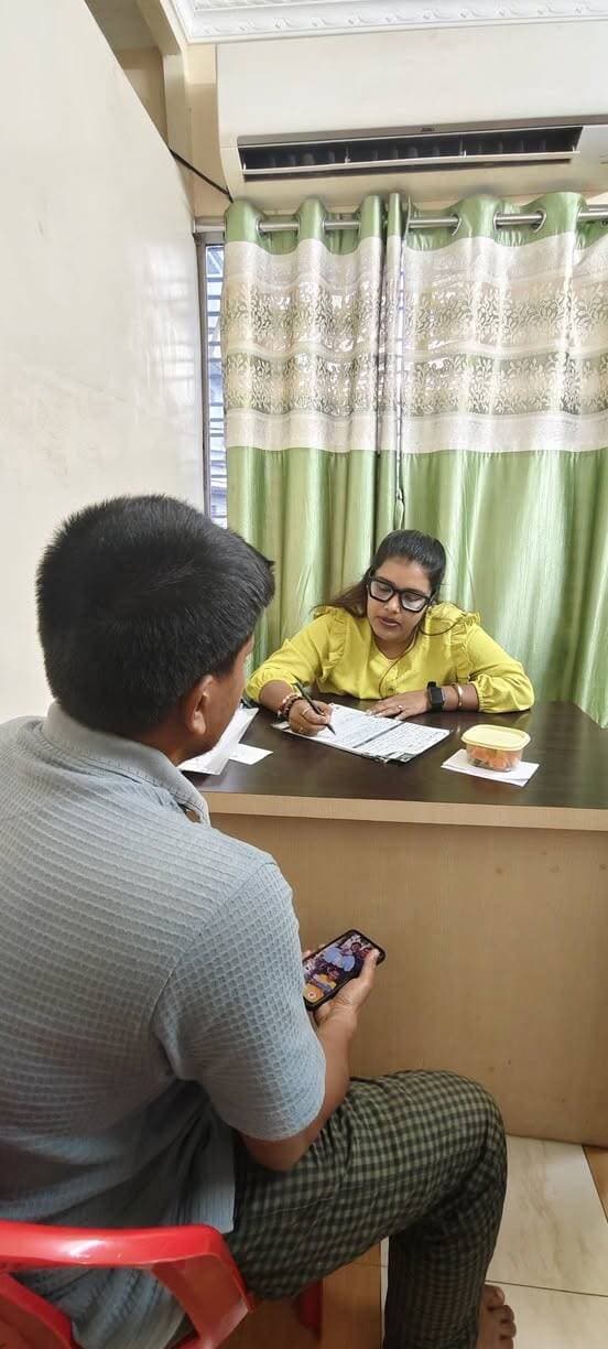 আমার আজকের পুষ্টিবিদের টিপস,,,,
শুধু পেট ভরলেই কি শরীরের পুষ্টি পূরণ হয়?**
আপনি প্রতিদিন পেট ভরে খাবার খাচ্ছেন, অথচ আপনার খাদ্যতালিকায় কি সব প্রয়োজনীয় পুষ্টি উপাদান রয়েছে?
🍚 শুধু ভাত ও আলু দিয়ে পেট ভরলেও প্রোটিন, স্বাস্থ্যকর ফ্যাট, ভিটামিন, মিনারেল ও ফাইবারের চাহিদা পূরণ নাও হতে পারে।
🥗 **আজকের খাবারে এই ভারসাম্য রাখার চেষ্টা করুন—**
✅ ভাত বা রুটির সঙ্গে ডাল রাখুন।
✅ মাছ, ডিম, দুধ, দই বা উপযুক্ত অন্য প্রোটিনের উৎস বেছে নিন।
✅ প্রতিদিনের খাবারে বিভিন্ন ধরনের শাকসবজি রাখুন।
✅ সামর্থ্য ও প্রয়োজন অনুযায়ী গোটা ফল খান।
✅ খাবারের বৈচিত্র্য বজায় রাখুন।
💚 **মনে রাখবেন, পেট ভরা আর শরীরের পুষ্টির চাহিদা পূরণ করা এক বিষয় নয়।**
আপনার বয়স, শারীরিক অবস্থা ও দৈনন্দিন কাজের ধরন অনুযায়ী খাদ্যতালিকা তৈরি করতে পুষ্টিবিদের পরামর্শ নিন।
👩⚕️ **পুষ্টিবিদ চন্দ্রিমা দে**
*U & URS NUTRITIONIST*
#CompleteNutrition #BalancedDiet #পুষ্টিবিদেরপরামর্শ