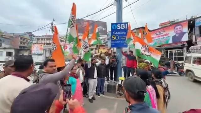 कथित वोट चोरी के आरोपों को लेकर जिला कांग्रेस कमेटी चम्पावत ने शुक्रवार को मोटर स्टेशन लोहाघाट में विरोध प्रदर्शन किया। इस दौरान कांग्रेस कार्यकर्ताओं ने मुख्य निर्वाचन आयुक्त ज्ञानेश कुमार और भाजपा सरकार का पुतला दहन कर जमकर नारेबाजी की। प्रदर्शनकारियों ने मुख्य निर्वाचन आयुक्त से इस्तीफे की मांग उठाई।