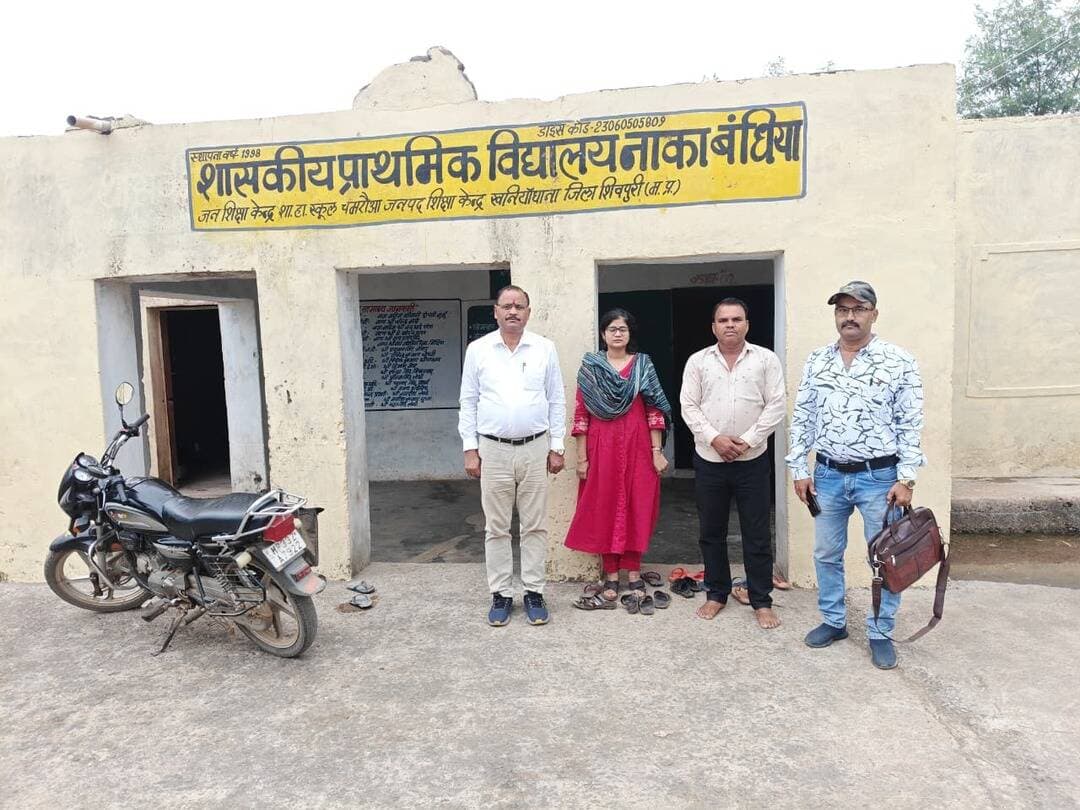 मुख्यमंत्री जनविश्वास अभियान के अंतर्गत कलेक्टर एवं जिला मजिस्ट्रेट श्री Arpit Verma IAS के निर्देशानुसार जिला शिक्षा केंद्र शिवपुरी के जिला परियोजना समन्वयक श्री दफेदार सिंह सिकरवार द्वारा विकासखंड खनियाधाना के शासकीय प्राथमिक विद्यालय नाका बंधिया, शासकीय प्राथमिक विद्यालय गरैला एवं एकीकृत शा.मा.विद्यालय चमरौआ का निरीक्षण किया।
#JanVishwasAbhiyan2026
#हर_शुक्रवार_जनता_के_नाम
#Shivpuri