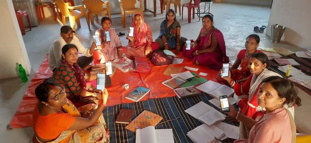 ग्राम समृद्धि क्षमतावर्धन योजना बनाने में स्वयं सहायता समूह की दीदियों की अहम् भूमिका
जीविका कटिहार द्वारा जिले के सभी पंचायतों में स्वयं सहायता समूह की दीदियों के द्वारा ग्राम समृद्धि क्षमतावर्धन योजना (VPRP) तैयार किया जा रहा है | स्वयं सहायता समूह और ग्राम संगठन का मैपिंग कर इस कार्य को व्यवस्थित रूप में किया जा रहा है | ग्राम समृद्धि क्षमतावर्धन योजना सर्वे आँकड़ों को एप में एंट्री किया जाता है | ग्राम समृद्धि क्षमतावर्धन योजना, ग्रामीण स्तर पर स्थानीय विकास की जरूरतों के आधार पर तैयार की गई एक व्यापक मांग योजना है, इसके जरिए सामाजिक समावेशन, विभिन्न योजनाओं की मांग, आजीविका बढ़ाने की विशिष्ट मांग, सार्वजनिक वस्तुएँ और सेवाएं-आवश्यक बुनियादी ढ़ांचे की मांग, मौजूदा बुनियादी ढांचे के नवीनीकरण और बेहतर सेवा वितरण के लिए व्यवस्था की माँग की जाती है |
समाज के विकास के लिए जरूरतों को ध्यान में रखना आवश्यक है | ऐसे में गाँव की विकास जरूरतों के अनुरूप, स्थानीय मांग आधारित योजना बनाने का महत्व बढ़ जाता है| साथ ही निरंतर चलने वाली विकास गति में सबकी भागेदारी और उनका समावेशन आम लोगो के करीब ले जाता है | विकास के इसी क्रम में ग्राम समृद्धि क्षमतावर्धन योजना ( VPRP ) के माध्यम से गाँव-पंचायत स्तर पर आवश्यकता अनुसार योजनाएँ तैयार की जाती हैं | इसके जरिए जरूरत अनुसार मांग आधारित योजनाएँ बनाये जाते हैं | स्थानीय क्षेत्र के विकास के लिए स्वयं सहायता समूह (SHG), ग्राम संगठन (VO) के सदस्यों के माध्यम से योजनाएँ तैयार की जाती हैं | इसका उद्देश्य गरीबी उन्मूलन और विकास गतिविधियों में सक्रिय भागीदारी के लिए समुदाय आधारित संगठनों और उनके नेतृत्व को मजबूत करना, स्थानीय विकास के लिए समुदाय की एक व्यापक और समावेशी मांग योजना तैयार करना है | स्वयं सहायता समूह स्तर पर हकदारी और आजीविका से जुड़ी योजनाएँ तैयार किए जाते हैं | वहीँ, ग्राम संगठन स्तर पर सामाजिक वस्तुएँ, सेवाएँ, सामाजिक विकास और सामाजिक मुद्दों पर आधारित योजनाएँ तैयार किए जाते हैं | इन योजनाओं को ग्राम पंचायत विकास योजना में शामिल किया जाता है | ग्रामीण स्तर पर विकास के सभी आयामों को इसके माध्यम से सम्मलित किया जाता है | इन सभी योजनागत सर्वे को कुल मिला कर कहा जाए तो ग्राम समृद्धि क्षमतावर्धन योजना, ग्रामीण विकास और समावेशित सहभागिता का अनुकरणीय उदहारण है | महिला सदस्य आधारित जीविका सामुदायिक संगठन की सहभागिता से तैयार ग्राम समृद्धि क्षमतावर्धन योजना सर्वे कार्य, व्यक्ति, परिवार, समाज की जरूरतों को ध्यान रखते हुए इसे विकासोन्मुख और संवेदनशील बनाता है |
Information & Public Relations Department, Government of Bihar CMO Bihar Samrat Choudhary
