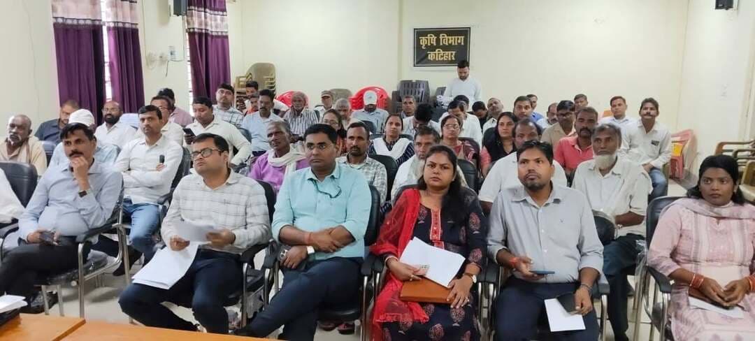 प्रधानमंत्री किसान सम्मान निधि की 24वीं किस्त से जिले के 1,99,534 किसान लाभान्वित
*जिले के कुल 1,99,534 पात्र किसान लाभुकों के बैंक खातों में लगभग 39,90,68,000 रुपये की सम्मान निधि हस्तांतरित हुई*
*कटिहार, दिनांक 30.10.2026।*
आज प्रधानमंत्री किसान सम्मान निधि (PM-KISAN) योजना की 24वीं किस्त की राशि देशभर के पात्र किसान लाभुकों के बैंक खातों में हस्तांतरित की गई। इस अवसर पर कटिहार जिले के कुल 1,99,534 पात्र किसान लाभुकों* के बैंक खातों में लगभग 39,90,68,000 रुपये* की सम्मान निधि हस्तांतरित हुई।
इस अवसर पर *जिला कृषि कार्यालय, कटिहार के सभागार में कार्यक्रम का सजीव प्रसारण* किया गया, जिसमें जिला कृषि पदाधिकारी राजीव कुमार, उपनिदेशक कृषि अभियंत्रण, जिला उद्यान पदाधिकारी, सहायक निदेशक पौधा संरक्षण , अनुमंडल कृषि पदाधिकारी, प्रखंड कृषि पदाधिकारी, प्रखंड तकनीकी प्रबंधक, कृषि समन्वयक सहित जिला स्तरीय पदाधिकारी एवं अन्य कर्मी सहित 50 किसान उपस्थित रहे। उक्त कार्यक्रम का आयोजन जिलांतर्गत *सभी 16 प्रखंड कृषि कार्यालयों* में भी किया गया, जिसमें किसानों एवं संबंधित कर्मियों की सहभागिता रही।
उल्लेखनीय है कि प्रधानमंत्री किसान सम्मान निधि योजना के अंतर्गत पात्र किसान परिवारों को प्रतिवर्ष *₹6,000 की आर्थिक सहायता तीन समान किस्तों* में प्रदान की जाती है, जिसका उद्देश्य किसानों की कृषि संबंधी आवश्यकताओं में आर्थिक सहयोग प्रदान करना है।
जिला कृषि पदाधिकारी ने सभी संबंधित पदाधिकारियों एवं कर्मियों को कार्यालयीन कार्यों में *पारदर्शिता एवं जवाबदेही* सुनिश्चित करने तथा विभागीय योजनाओं का समयबद्ध एवं प्रभावी क्रियान्वयन करने का निर्देश दिया। उन्होंने कृषक हित में संचालित योजनाओं का लाभ पात्र किसानों तक ससमय पहुँचाने एवं किसानों की समस्याओं का त्वरित निष्पादन सुनिश्चित करने पर विशेष बल दिया।
माननीय प्रधानमंत्री जी द्वारा 24वीं जारी करते ही किसानों के बैंक खाते में पैसा आना शुरू हो गया एवं किसानों के चेहरे में मुस्कान आने लगा।
Information & Public Relations Department, Government of Bihar Department of Agriculture, Government of Bihar #CMSamrat #katihar @topfans Samrat Choudhary