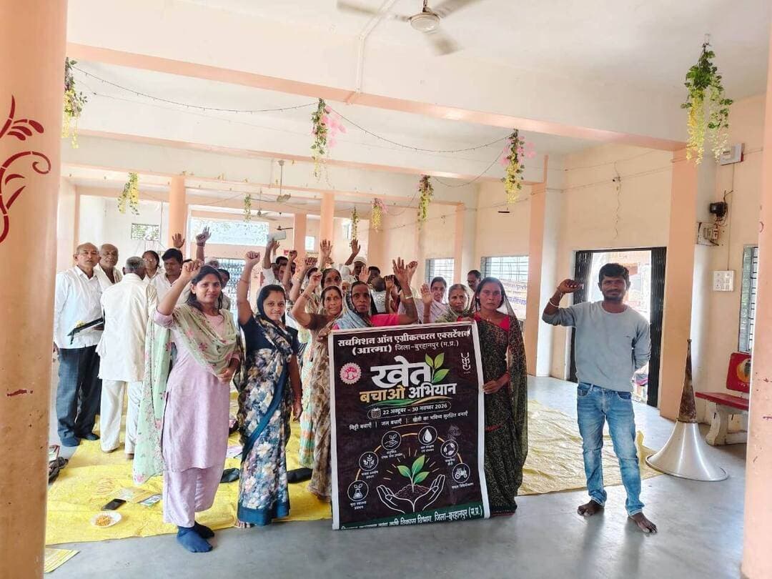 कृषि विभाग द्वारा जिले में “खेत बचाओ अभियान” चलाया जा रहा हैं। अभियान अंतर्गत जिले में ग्रामवार गतिविधियों के माध्यम से किसानों को मृदा परीक्षण आधारित फसल विविधीकरण को बढ़ावा देने, फसल अवशेष एवं नरवाई प्रबंधन, उर्वरक का संतुलित एवं विवेकपूर्ण उपयोग, मृदा स्वास्थ्य में सुधार, जल संरक्षण एवं संचयन, टिकाऊ पोषक तत्व प्रबंधन तथा प्राकृतिक खेती को प्रोत्साहित करने के संबंध में जानकारी दी जा रही है। इसके साथ ही रबी में कम पानी वाली किस्मों के चयन की जानकारी भी बतलाई जा रही है।
इसी कड़ी में सबमिशन ऑन एग्रीकल्चरल एक्सटेंशन आत्मा द्वारा खकनार विकासखंड के ग्राम कारखेड़ा में कार्यक्रम आयोजित किया गया। जिसमें कृषि वैज्ञानिकों द्वारा किसानों को खेती संबंधी विभिन्न उपयोगी जानकारी दी गयी एवं कृषि तकनीकियों की जानकारी देकर अवगत भी कराया गया।
अभियान के तहत किसानों को अनुदान पर चना फसल का बीज वितरित किया जा रहा है। चना बीज प्राप्त करने के लिए अपने क्षेत्र के कृषि विस्तार अधिकारी अथवा वरिष्ठ कृषि विकास अधिकारी, विकासखंड बुरहानपुर एवं खकनार से संपर्क किया जा सकता हैं। विदित है कि जिले में “खेत बचाओ अभियान” के तहत 30 नवंबर तक किसानों के बीच पहुंचकर चौपालों एवं संवाद के माध्यम से किसानों को लाभांवित किया जा रहा है।
CM Madhya Pradesh Department of Agriculture, Madhya Pradesh Jansampark Madhya Pradesh #burhanpur #बुरहानपुर #कृषक_कल्याण_वर्ष_2026 #mpkisan
#KhetBachaoAbhiyan