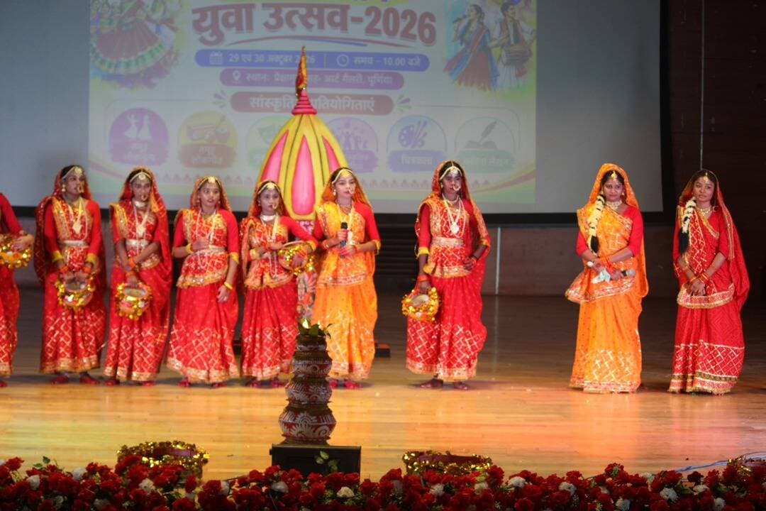 समाहरणालय पूर्णिया,
जनसंपर्क कार्यालय
प्रेस विज्ञप्ति1748,
दिनांक: 30 अक्टूबर, 2026,
==================
जिला स्तरीय युवा उत्सव-2026 का भव्य समापन, विभिन्न विधाओं के विजेता प्रतिभागी पुरस्कृत
प्रथम एवं द्वितीय स्थान प्राप्त प्रतिभागी राज्य स्तरीय युवा उत्सव में करेंगे जिले का प्रतिनिधित्व:---
कला एवं संस्कृति विभाग, बिहार सरकार एवं जिला प्रशासन, पूर्णिया के संयुक्त तत्वावधान में आयोजित दो दिवसीय जिला स्तरीय युवा उत्सव-2026 का दिनांक 30 अक्टूबर, 2026 को प्रेक्षागृह-सह-आर्ट गैलरी, पूर्णिया में विधिवत समापन हुआ।
उत्सव के दूसरे एवं अंतिम दिन विभिन्न सांस्कृतिक विधाओं में प्रतियोगिताएँ आयोजित की गईं, जिनमें नुक्कड़ नाटक सहित अन्य विधाओं के प्रतिभागियों ने अपनी कला एवं रचनात्मक प्रतिभा का प्रभावशाली प्रदर्शन किया।
युवा उत्सव के अंतर्गत आयोजित प्रतियोगिताओं में जिले के युवा कलाकारों ने उत्साहपूर्वक भाग लिया।
प्रतियोगिताओं के उपरांत निर्णायक मंडल द्वारा घोषित परिणाम के अनुसार विभिन्न विधाओं में प्रथम, द्वितीय एवं तृतीय स्थान प्राप्त करने वाले प्रतिभागियों/दलों का विवरण क्रमश:---------
1. कविता प्रतियोगिता
प्रथम स्थान: सिद्धि सिंह, जी.पी., पूर्णिया
द्वितीय स्थान: प्रीति राज, पिंक सिटी, रामबाग
तृतीय स्थान: आर्थी रानी, किलकारी बिहार बाल भवन
2. समूह लोकगीत प्रतियोगिता
प्रथम स्थान: बिहार लोक सांस्कृतिक मंच
द्वितीय स्थान: आम्रपाली प्रशिक्षण केंद्र, पूर्णिया
तृतीय स्थान: किलकारी बिहार बाल भवन
3. समूह लोकनृत्य प्रतियोगिता
प्रथम स्थान: किलकारी बिहार बाल भवन, पूर्णिया
द्वितीय स्थान: नृत्यालय नृत्य अकादमी, पूर्णिया
तृतीय स्थान: बिहार लोक सांस्कृतिक मंच, पूर्णिया
4. नुक्कड़ नाटक प्रतियोगिता
प्रथम स्थान: किलकारी, पूर्णिया
द्वितीय स्थान: +2 उत्क्रमित उच्च विद्यालय, बिशनपुर
तृतीय स्थान: जिला स्कूल, पूर्णिया
5. चित्रकला प्रतियोगिता
प्रथम स्थान: मो. अमन
द्वितीय स्थान: राहत गुप्ता
तृतीय स्थान: शुभम दास
6. हस्तशिल्प/हस्तकला प्रतियोगिता
प्रथम स्थान: आदित्य कुमार
द्वितीय स्थान: निशा प्रवीण
तृतीय स्थान: श्रीजा कुमारी
जिला स्तरीय युवा उत्सव की सभी विधाओं में प्रथम एवं द्वितीय स्थान प्राप्त करने वाले प्रतिभागी/दल जहानाबाद में आयोजित होने वाले राज्य स्तरीय युवा उत्सव में पूर्णिया जिले का प्रतिनिधित्व करेंगे। इससे जिले की युवा प्रतिभाओं को राज्य स्तर पर अपनी कला एवं सांस्कृतिक क्षमता प्रदर्शित करने का अवसर प्राप्त होगा।
#cmsamrat
#samratchoudhary
#pmmodi