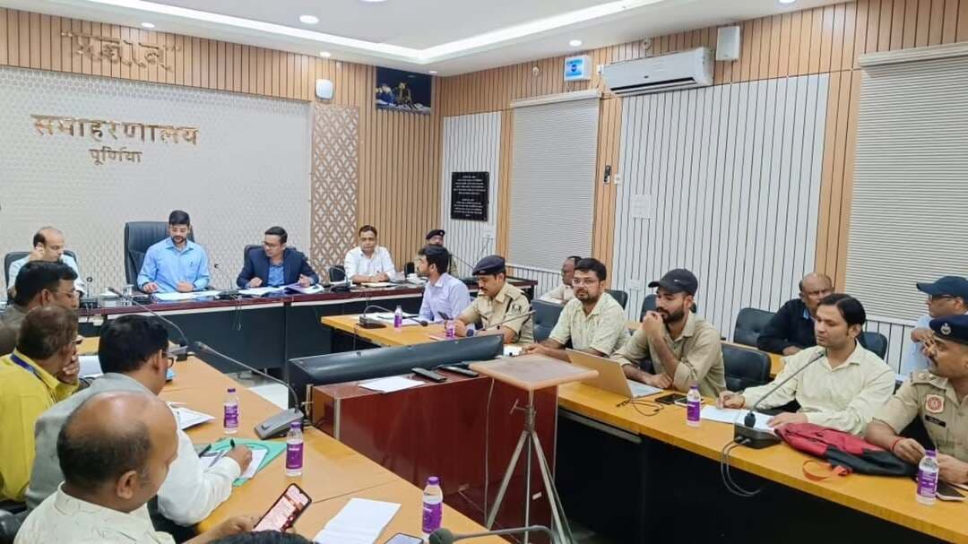 समाहरणालय पूर्णिया,
जनसंपर्क कार्यालय,
प्रेस विज्ञप्ति 1746,
दिनांक 30/10/2026,
==================
जिला पदाधिकारी, पूर्णिया श्री अंशुल कुमार भा०प्र०से० की अध्यक्षता में आज दिनांक- 30.10.2026 को भारत सरकार के उद्योग संवर्धन एवं आंतरिक व्यापार विभाग (DPIIT) द्वारा ईज ऑफ डूइंग बिजनेस (Ease of Doing Business) के तहत डिस्ट्रिक्ट बिजनेस रिफॉर्म एक्शन प्लान (DBRAP) गाईडबुक के अनुसार आवश्यक कार्रवाई करने के संबंध में प्रज्ञान सभागार, समाहरणालय, पूर्णिया में संबंधित विभागों के पदाधिकारियों के साथ एक बैठक का आयोजन किया गया।
बैठक में उद्योग विभाग, बिहार, पटना के परामर्शी श्री दिव्यांशु कुमार द्वारा प्रस्तुतीकरण के माध्यम से बताया गया कि डिस्ट्रिक्ट बिजनेस रिफॉर्म एक्शन प्लान (DBRAP) 2025 का उद्देश्य जिला स्तर पर उद्योगों एवं निवेशकों को समयबद्ध एवं ऑनलाइन सेवाएँ उपलब्ध कराना है। उक्त कार्ययोजना के अंतर्गत जिला स्तर पर विभिन्न अनुमतियों एवं लाइसेंसों का समयबद्ध निष्पादन, निरीक्षण प्रणाली में सुधार, रोजगार एवं ऋण संबंधी सेवाओं तक सुगम पहुँच, भूमि एवं संपत्ति अभिलेखों का डिजिटलीकरण, संपत्ति पंजीकरण सेवाओं में सुधार तथा प्रभावी शिकायत निवारण व्यवस्था को सुदृढ़ करने पर विशेष बल दिया गया है। DBRAP के अंतर्गत कुल 154 सुधार संबंधी कार्य जिला स्तर पर किए जाने हैं।
महाप्रबंधक, जिला उद्योग केन्द्र, पूर्णिया द्वारा बताया गया कि सभी 154 सेवाओं को नागरिकों एवं व्यवसायियों के लिए पारदर्शी तरीके से पूरी तरह ऑनलाईन और निर्धारित समय-सीमा में उपलब्ध कराया जाना है।
जिला पदाधिकारी, पूर्णिया द्वारा जिला स्तर पर किये जाने वाली सभी 154 सुधार संबंधी कार्य पर संबंधित विभागों के पदाधिकारियों के साथ विस्तृत चर्चा की गई एवं सभी को निदेशित किया गया कि उद्योग विभाग द्वारा उपलब्ध कराये गये Guidebook के अनुसार उनके विभाग द्वारा उपलब्ध कराये जा रहे सेवाओं एवं अनुज्ञप्तियों से संबंधित वस्तुस्थिति को विहित प्रपत्र में महाप्रबंधक, जिला उद्योग केन्द्र, पूर्णिया को अविलंब उपलब्ध करायें ताकि जिला स्तर पर बिजनेस रिफॉर्म एक्शन प्लान तैयार किया जा सके।
इस बैठक में उप विकास आयुक्त, पूर्णिया, अपर समाहर्त्ता (भूमि एवं राजस्व), अपर समाहर्त्ता (आपदा), जिला भू-अर्जन पदाधिकारी एवं सभी संबंधित विभागों यथा- परिवहन, कृषि, शिक्षा, मद्य निषेध, पंचायती राज, जिला नियोजन, अग्निशमन, नगर निगम आदि विभागों के पदाधिकारी उपस्थित हुए।
#cmsamrat
#samratchoudhary
#pmmodi